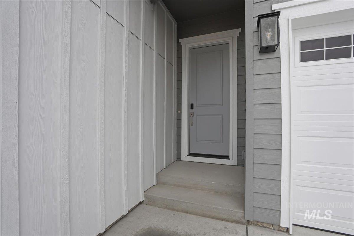 1301 White Cliffs St Property Photo 2