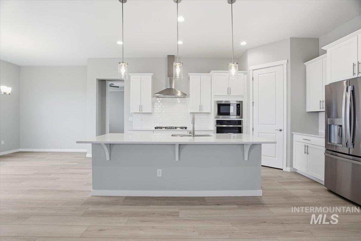 1301 White Cliffs St Property Photo 3