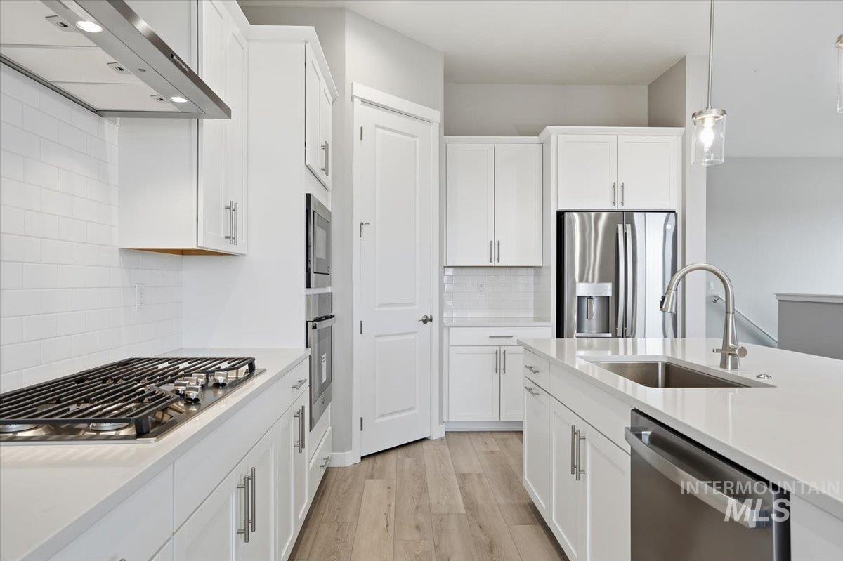 1301 White Cliffs St Property Photo 4
