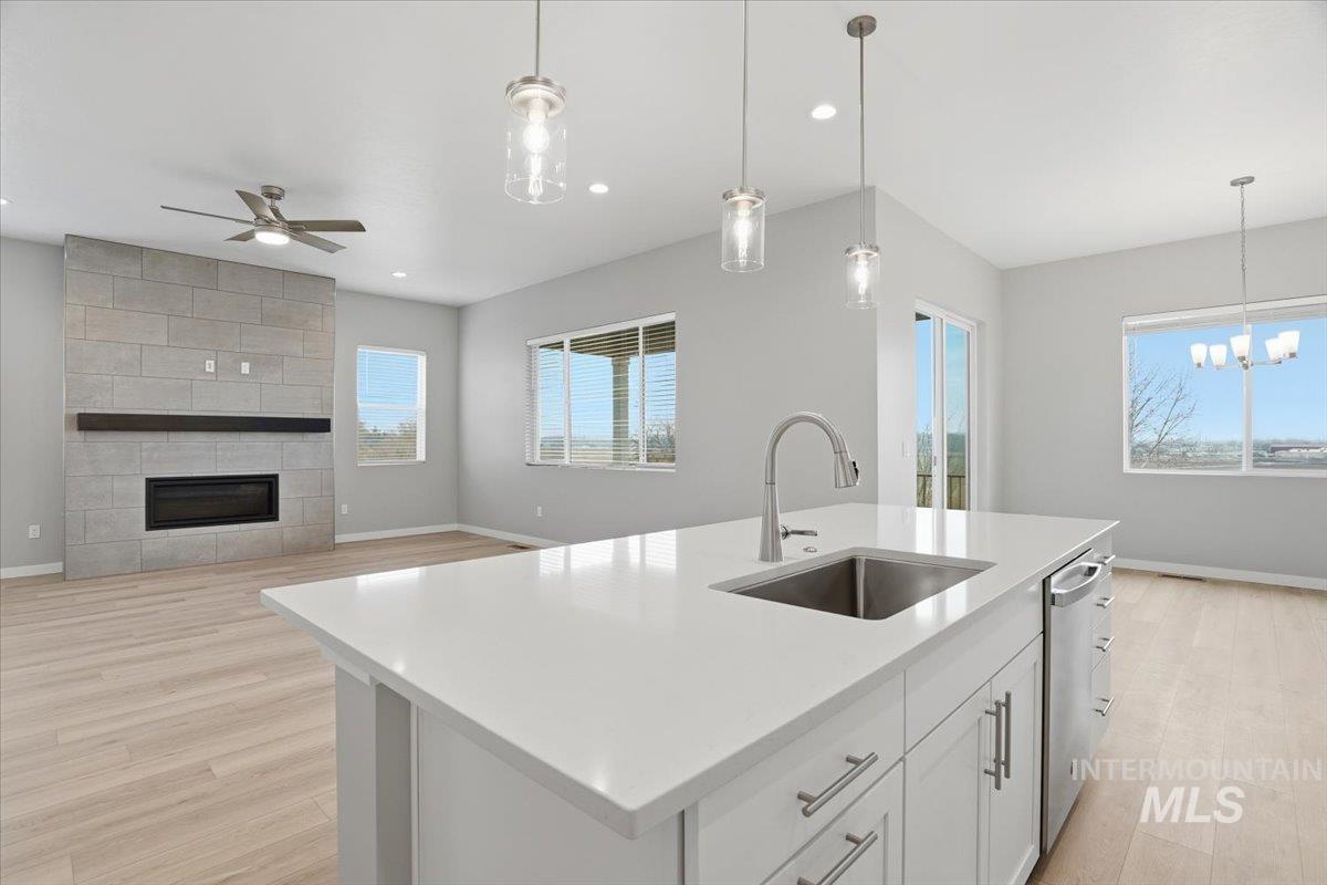 1301 White Cliffs St Property Photo 8