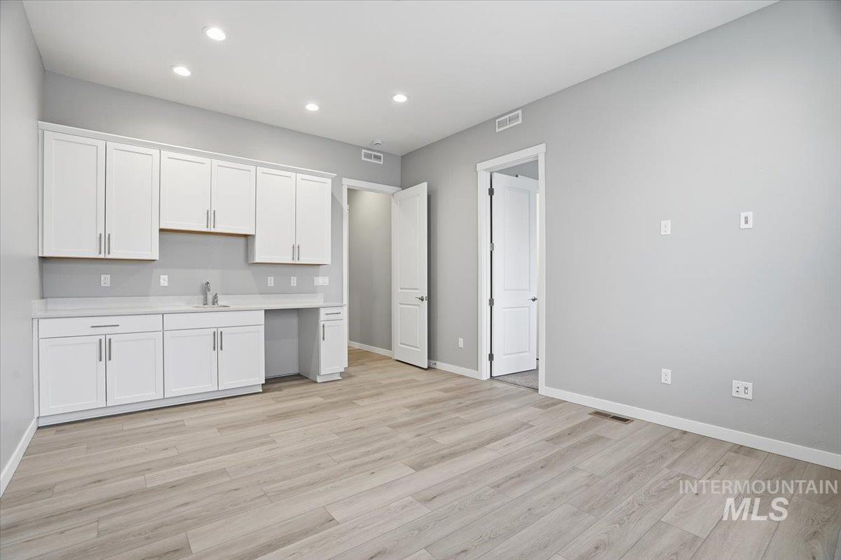 1301 White Cliffs St Property Photo 18