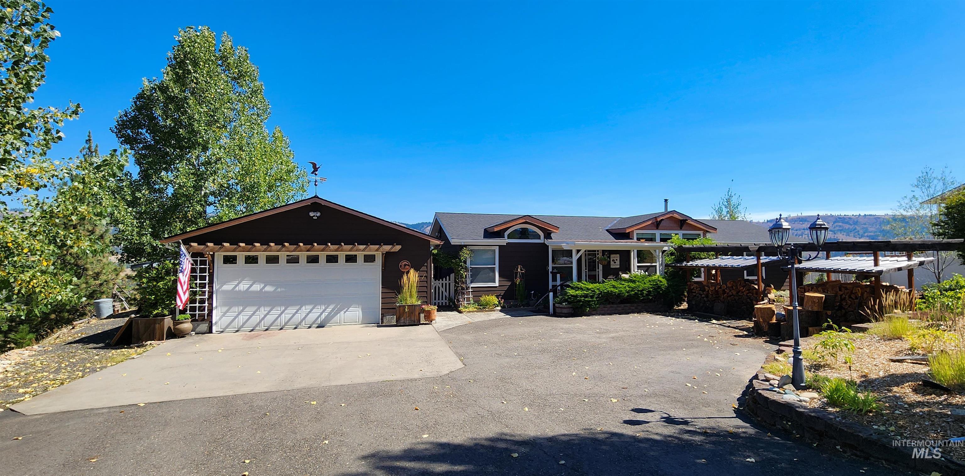 831 Crest Drive Property Photo 2