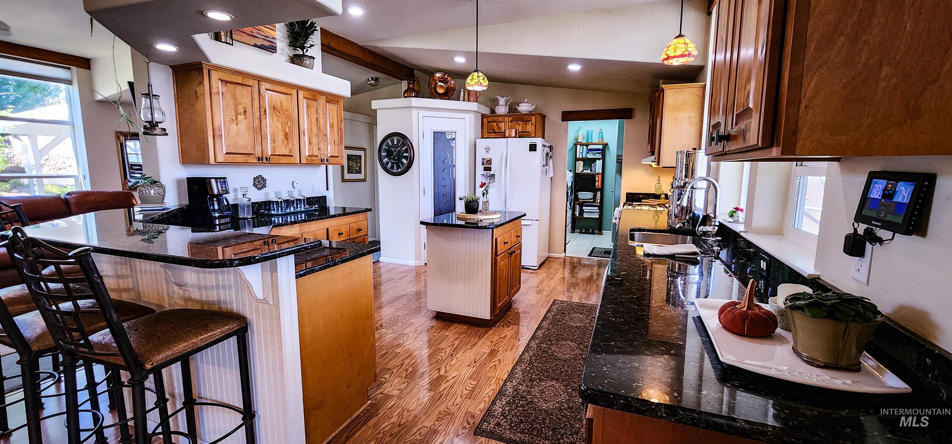 831 Crest Drive Property Photo 4