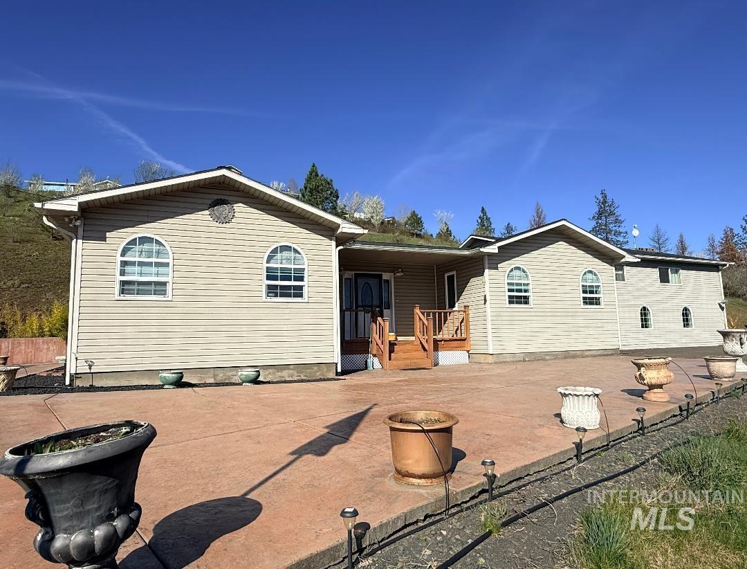811 Crest Dr Property Photo 1