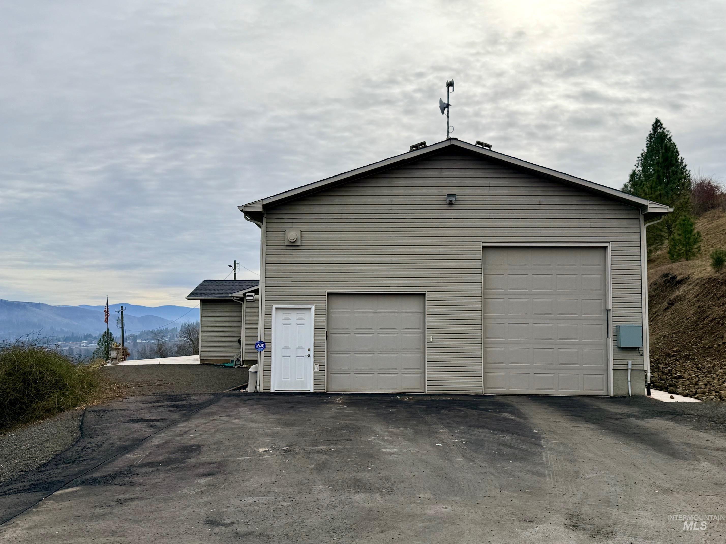 811 Crest Dr Property Photo 4