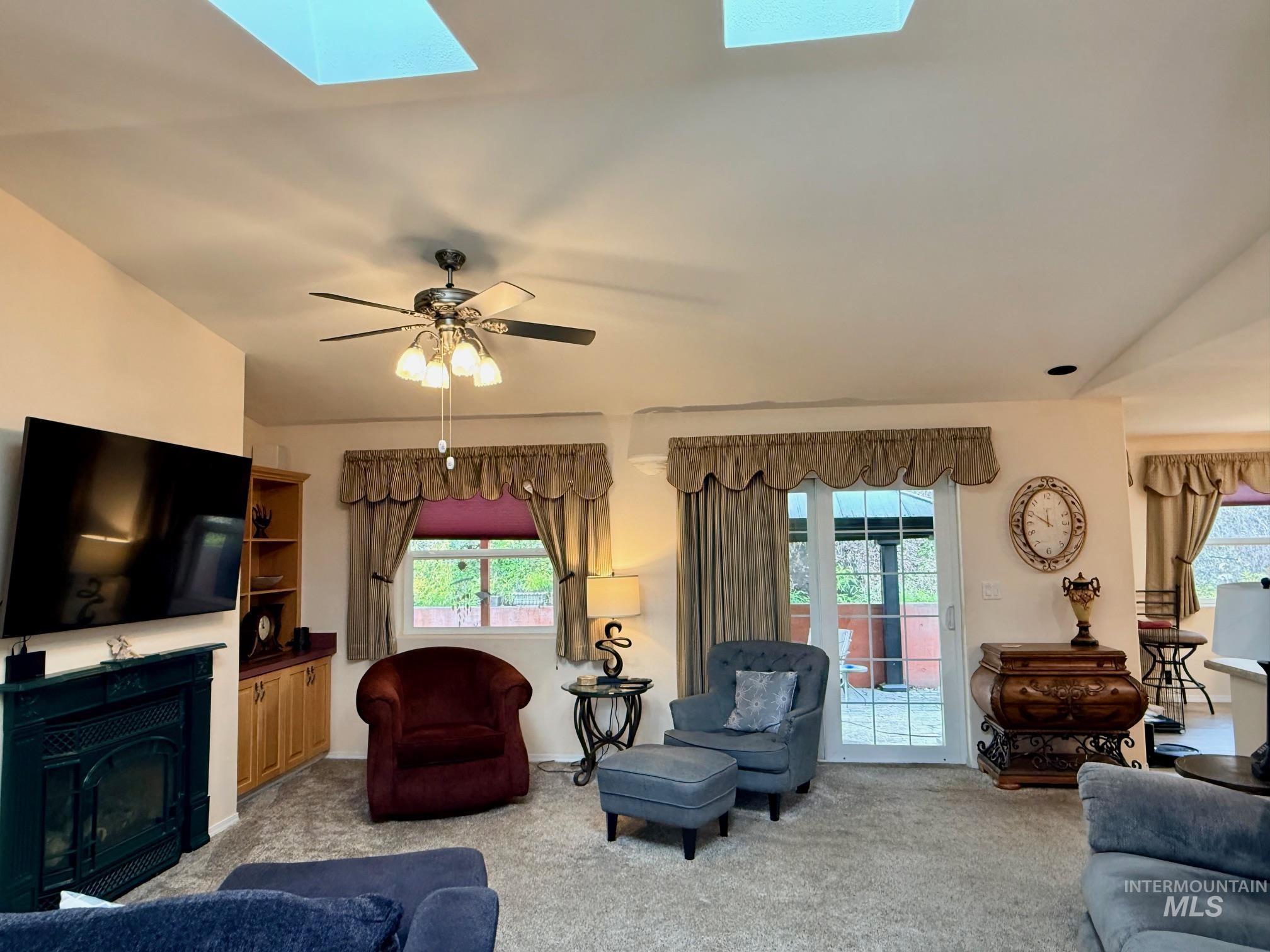 811 Crest Dr Property Photo 8