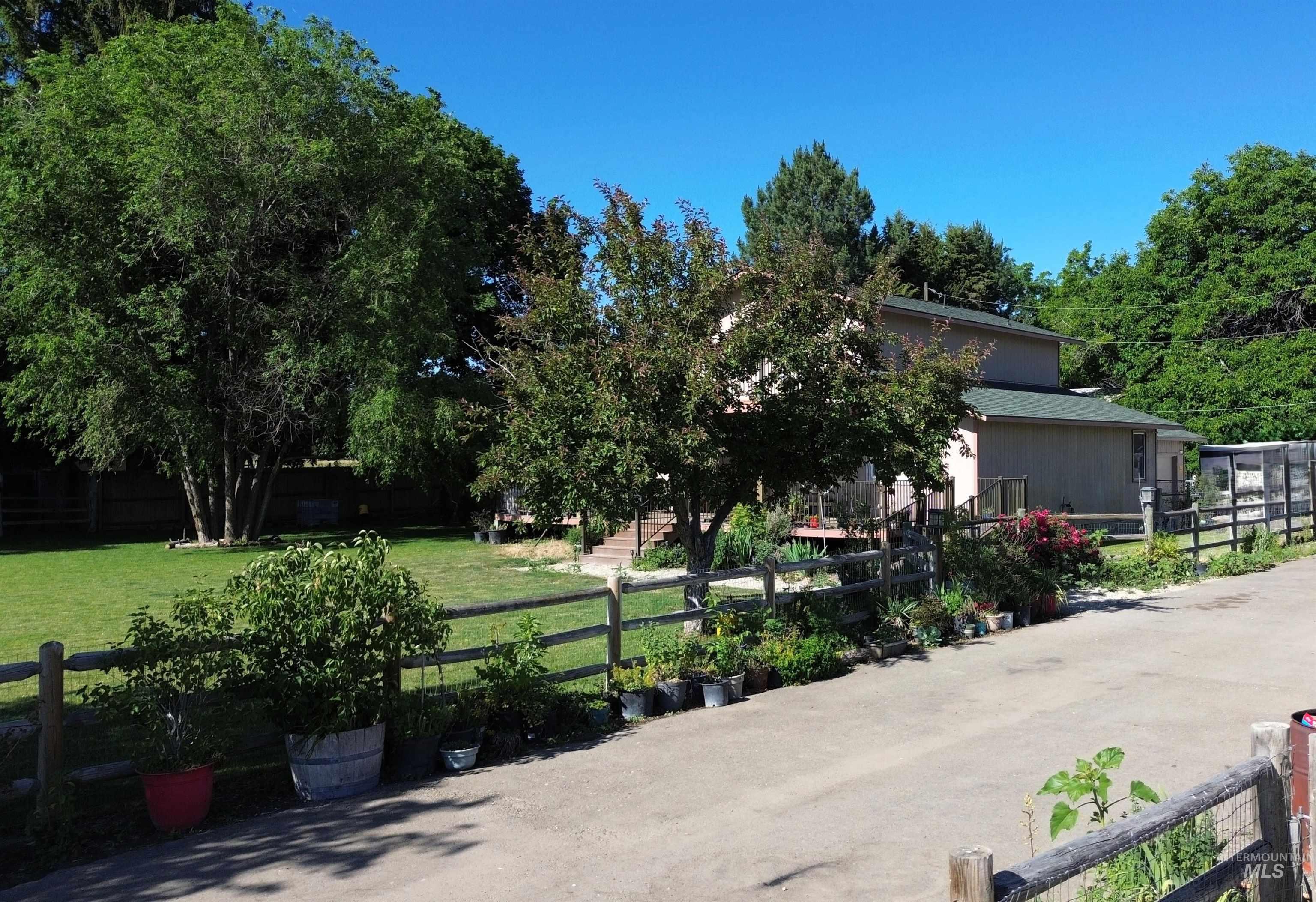 16985 Garnet Rd Property Photo 3