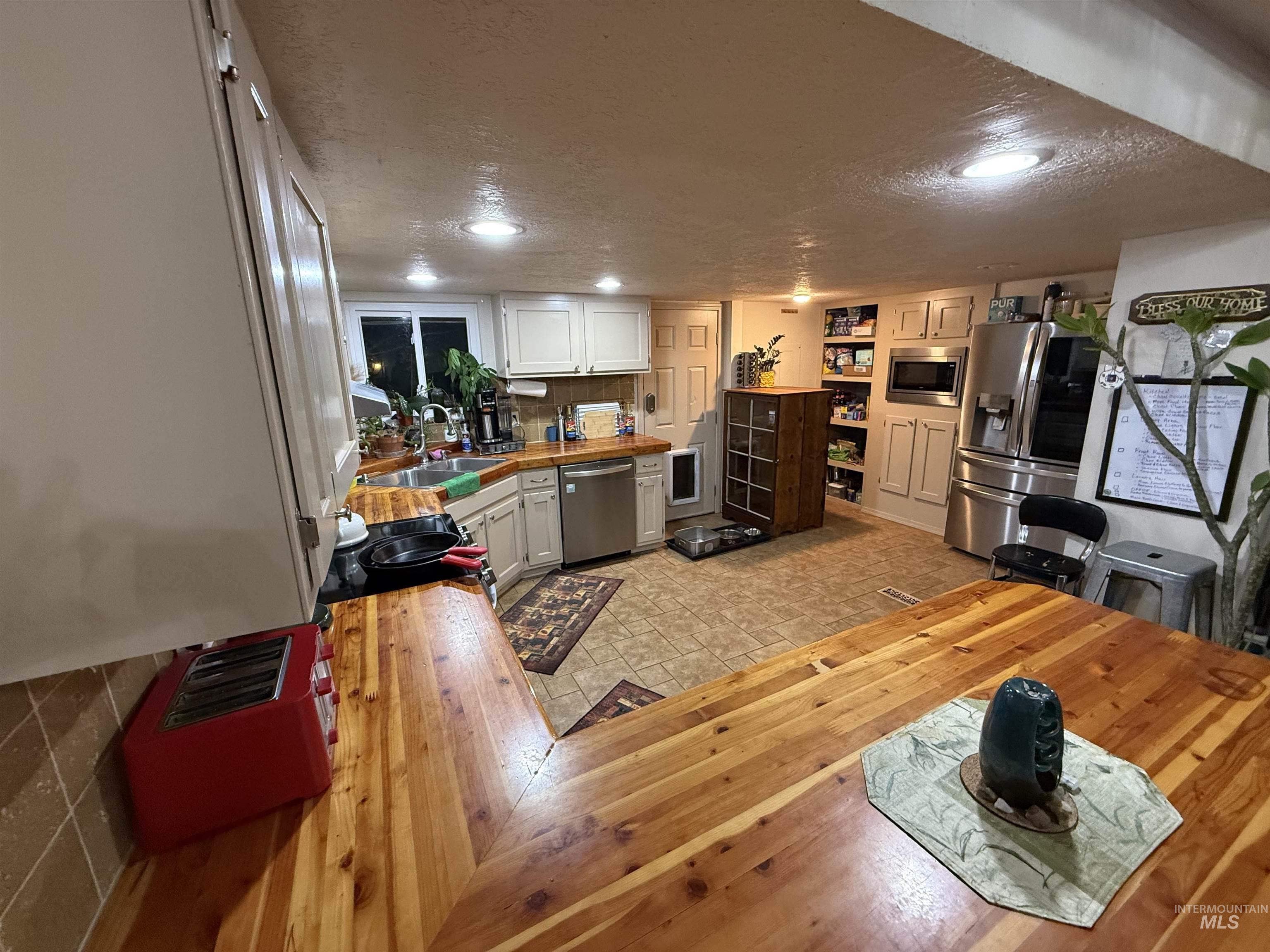 16985 Garnet Rd Property Photo 13