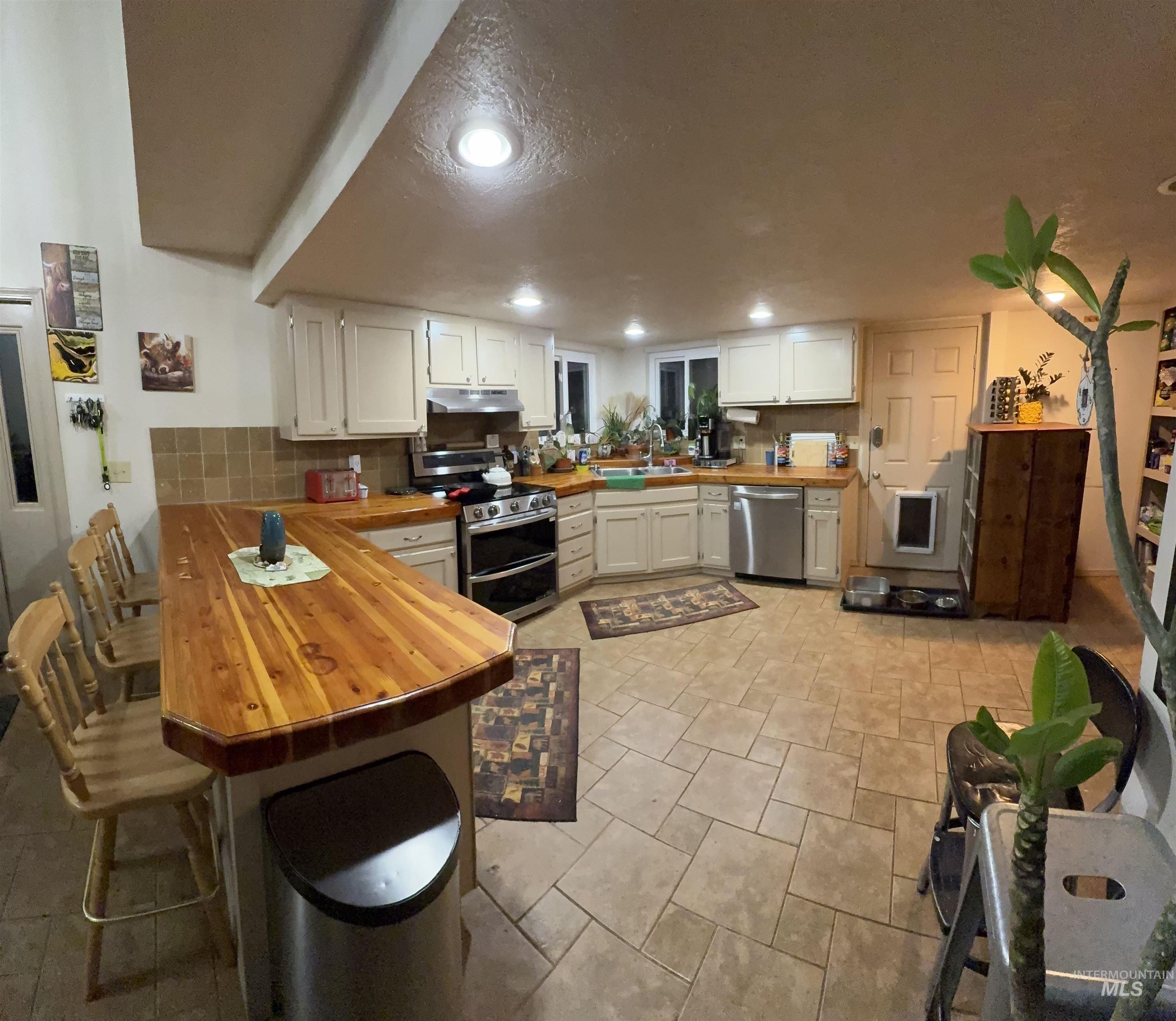 16985 Garnet Rd Property Photo 15