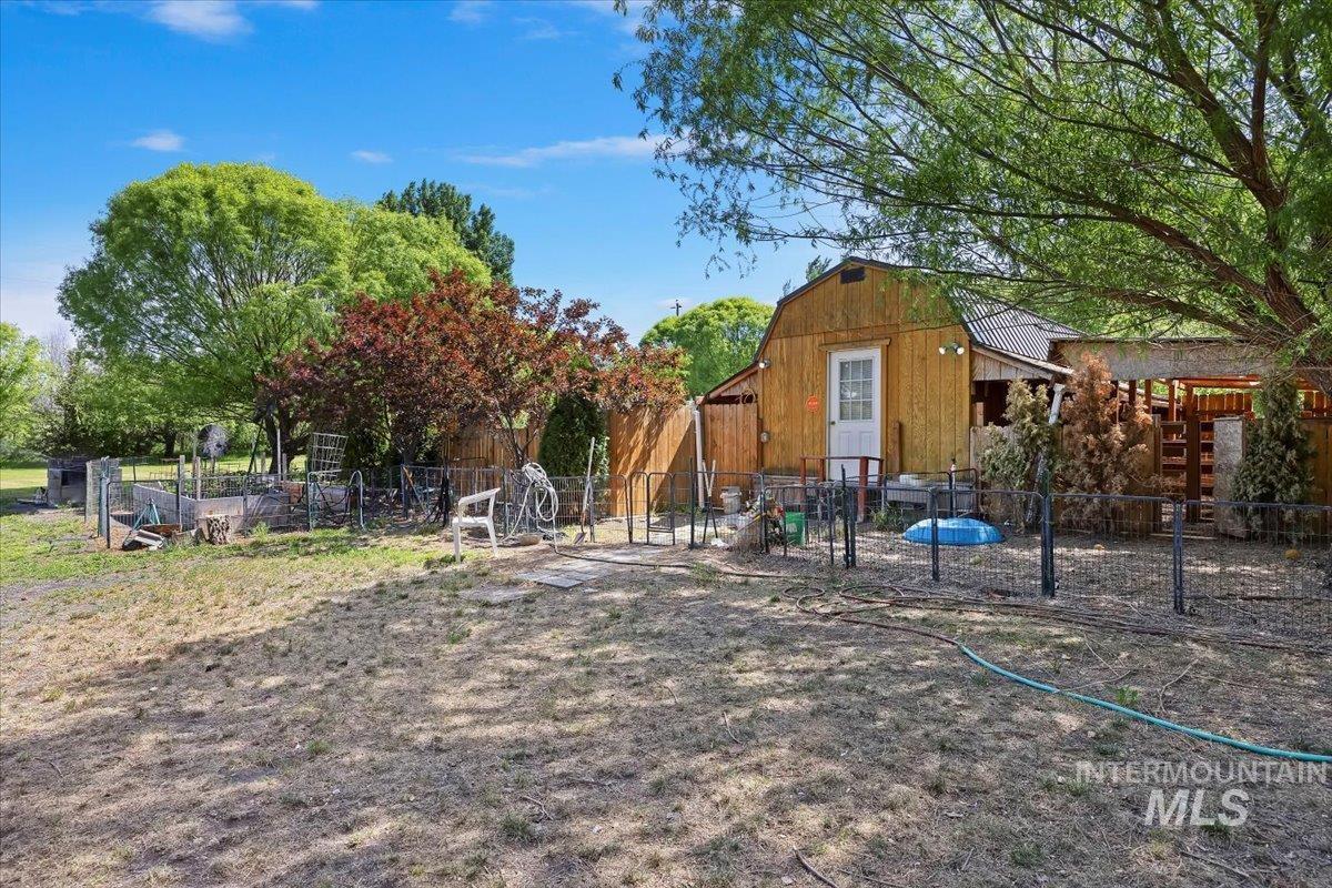 215 Willow Property Photo 32