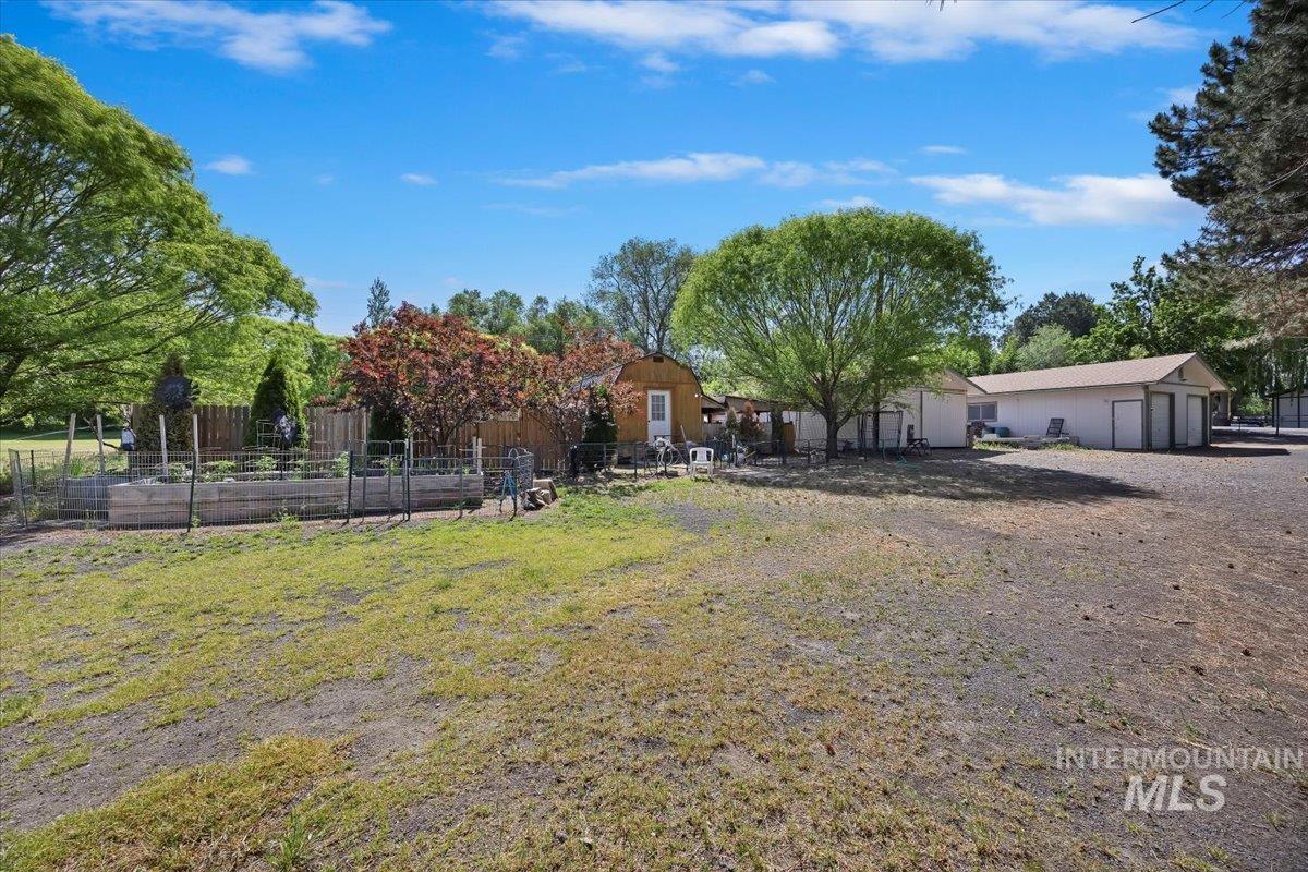215 Willow Property Photo 43