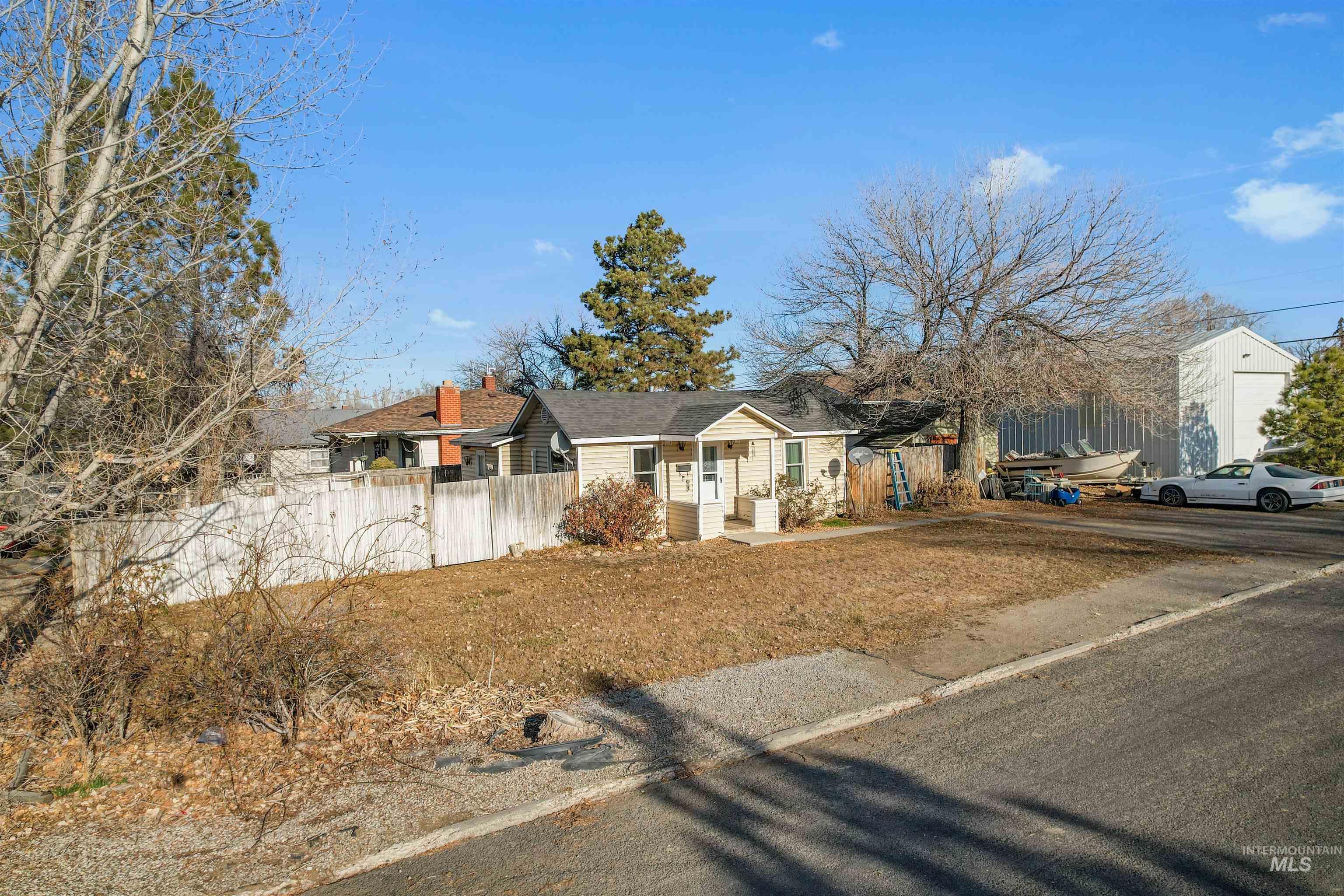 300 14th Ave N Property Photo 1