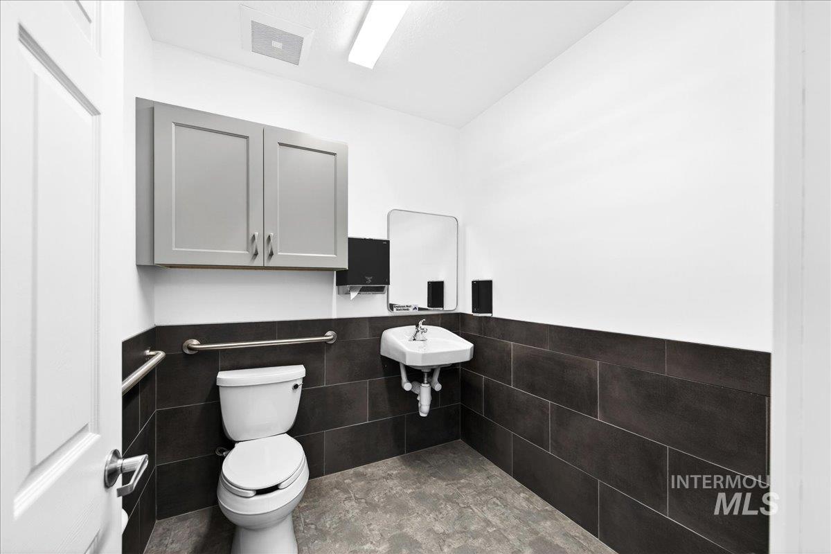 2800 E Chicago St Property Photo 9