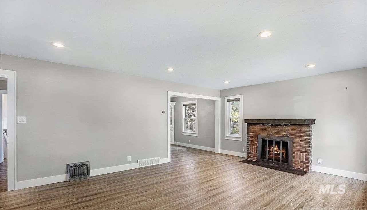 291 Lincoln St Property Photo 8