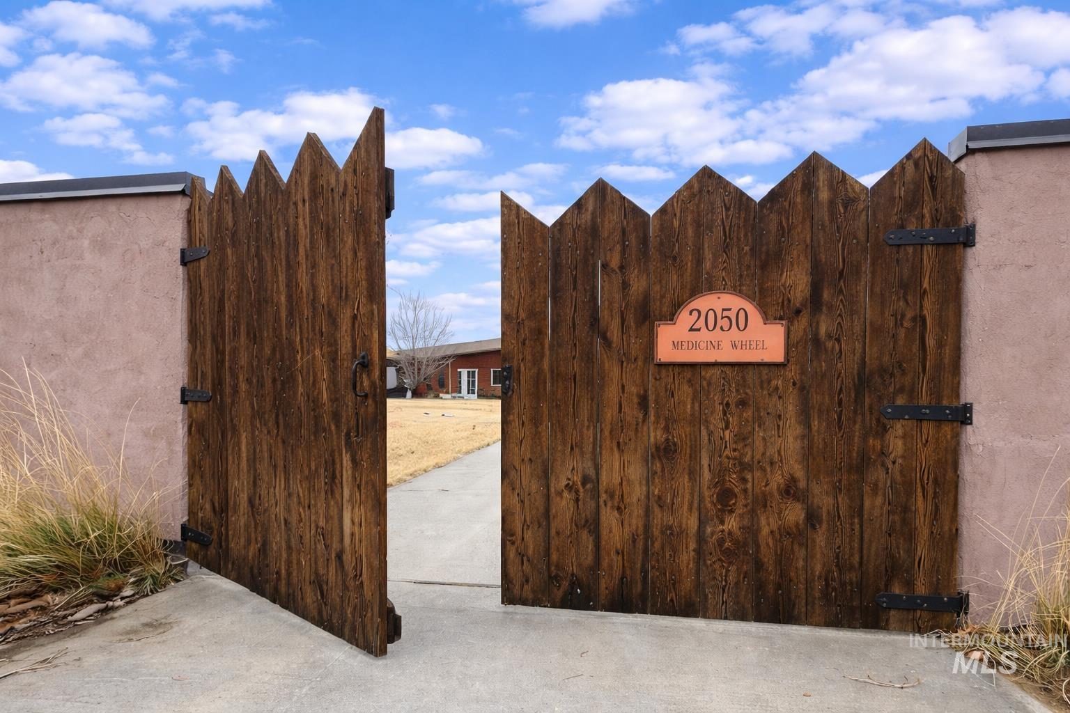 2050 E Medicine Wheel Ln Property Photo 1