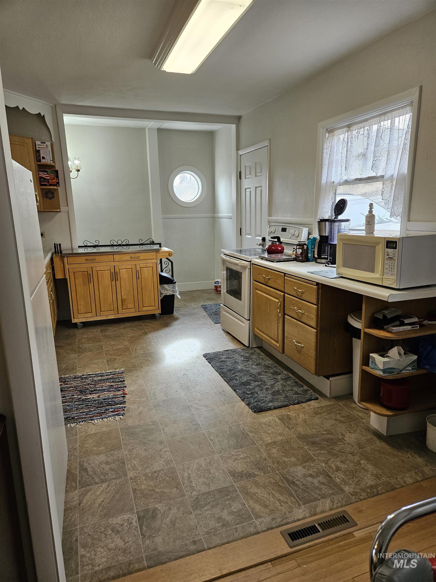 701 King Street Property Photo 6
