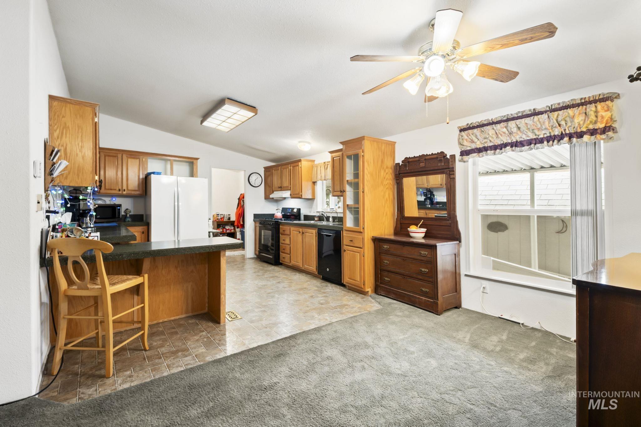 5560 N. Fairfax Ln Property Photo 6