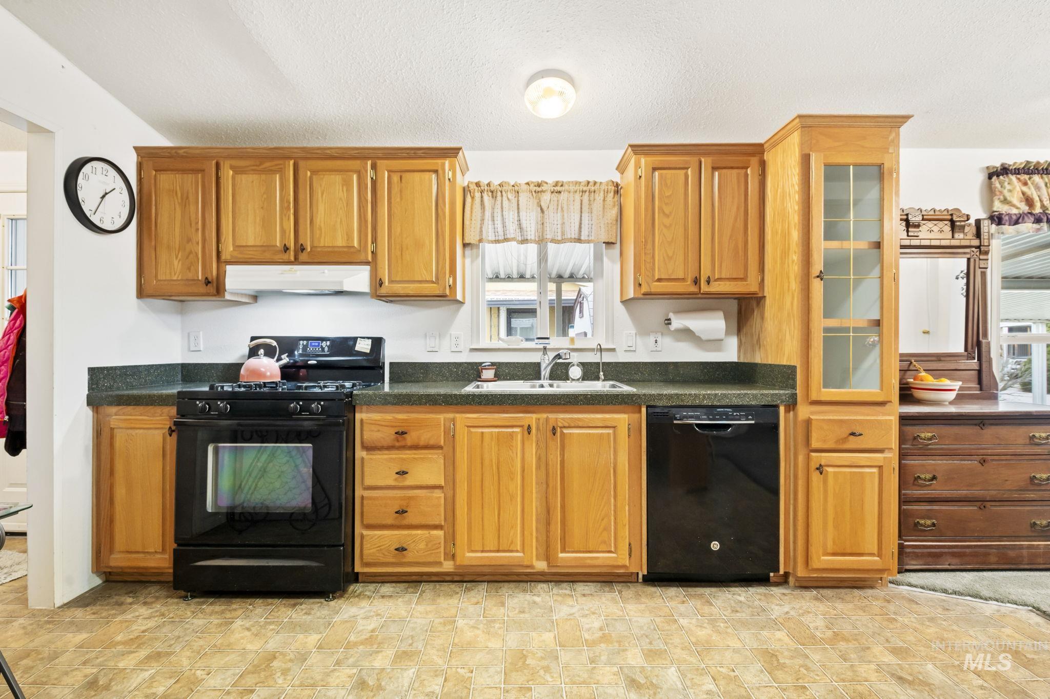 5560 N. Fairfax Ln Property Photo 9