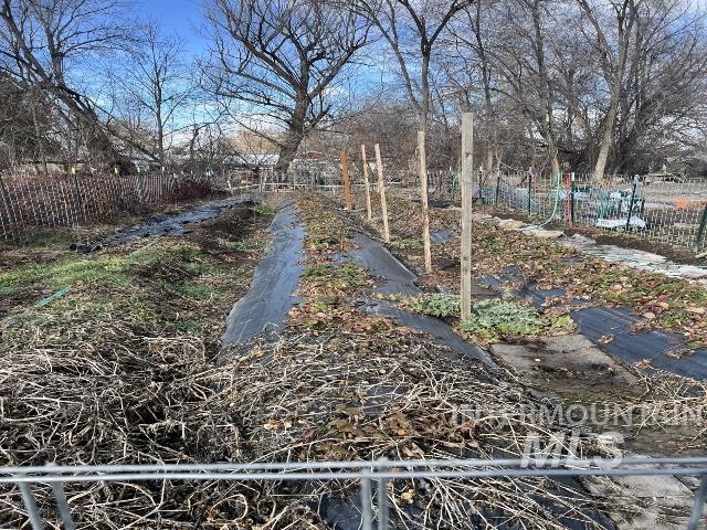 525 E 7th St Property Photo 9