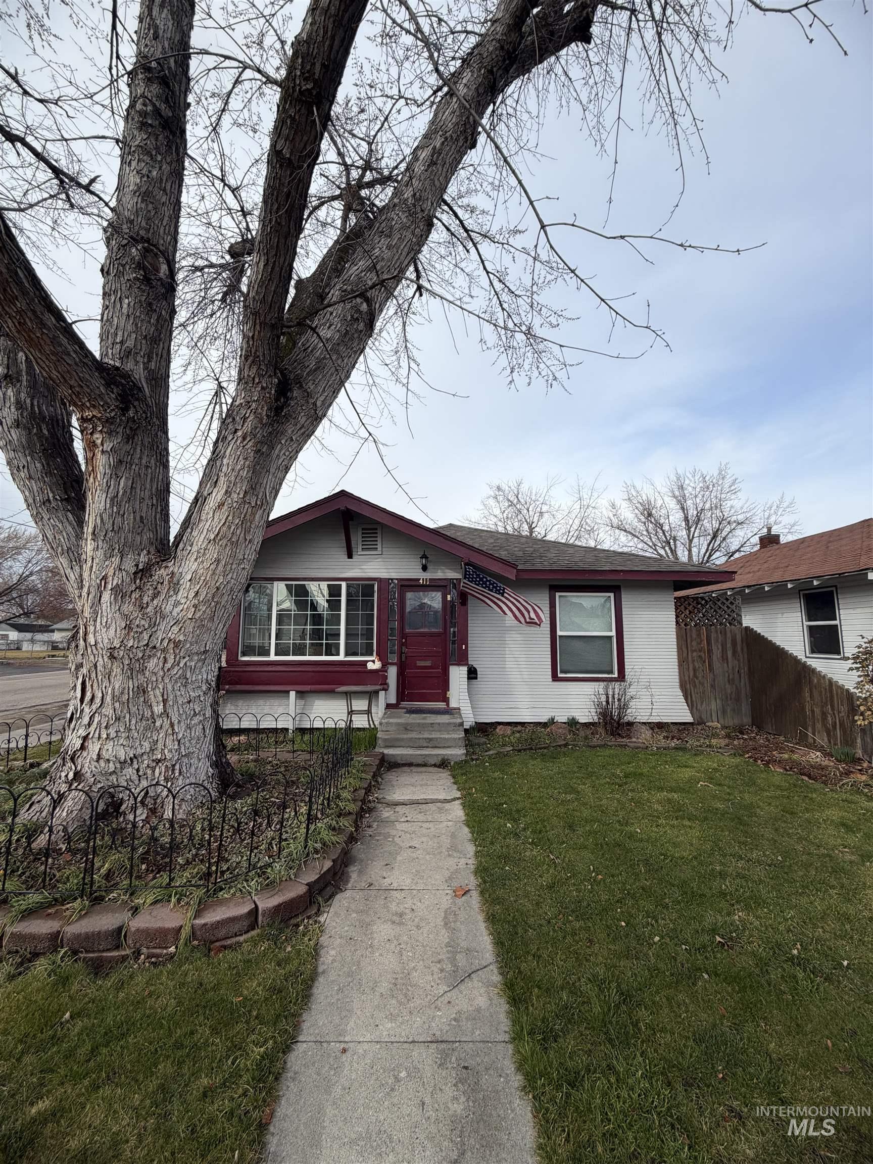 411 S Wardwell Ave Property Photo 1
