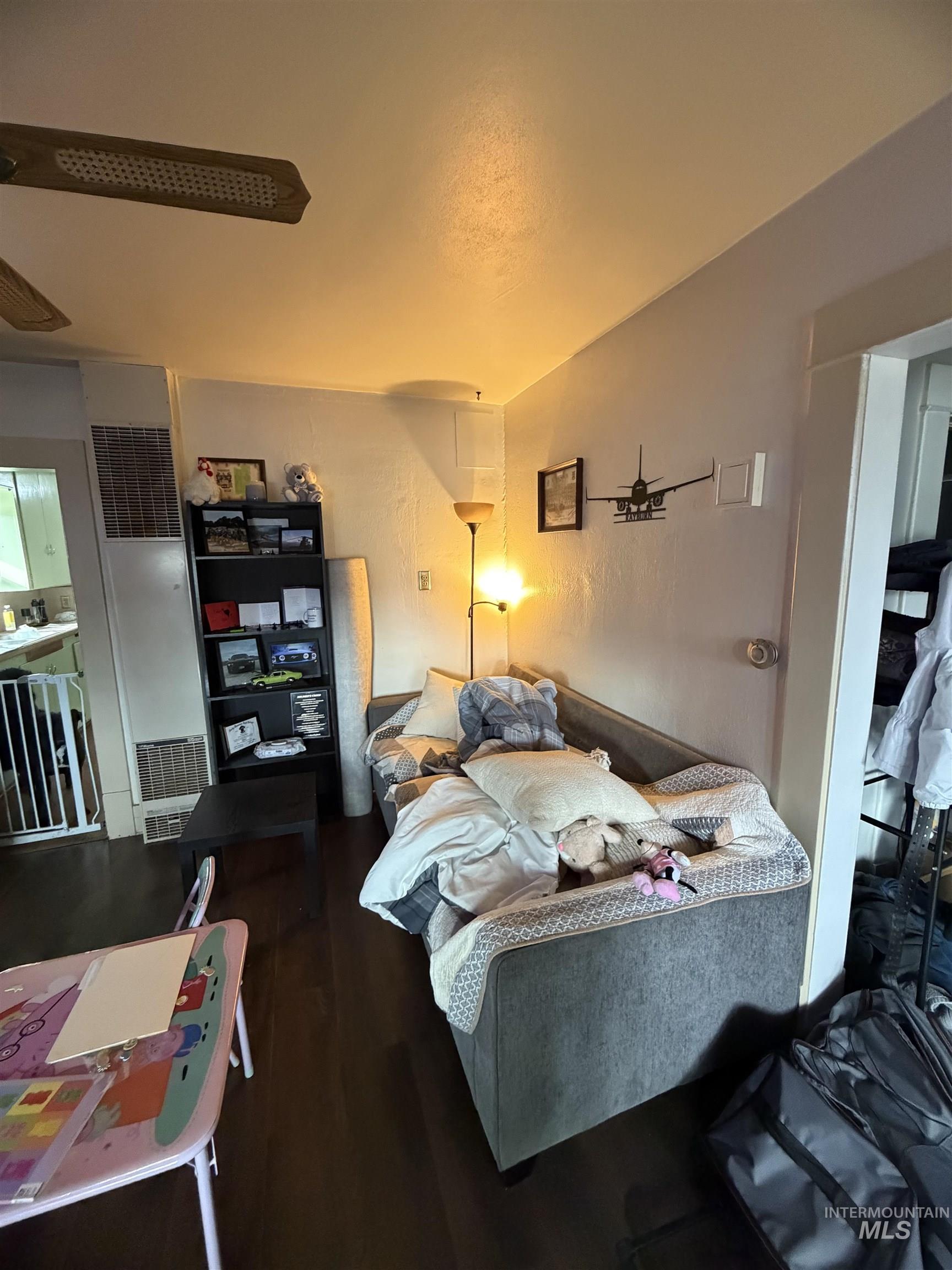 411 S Wardwell Ave Property Photo 6