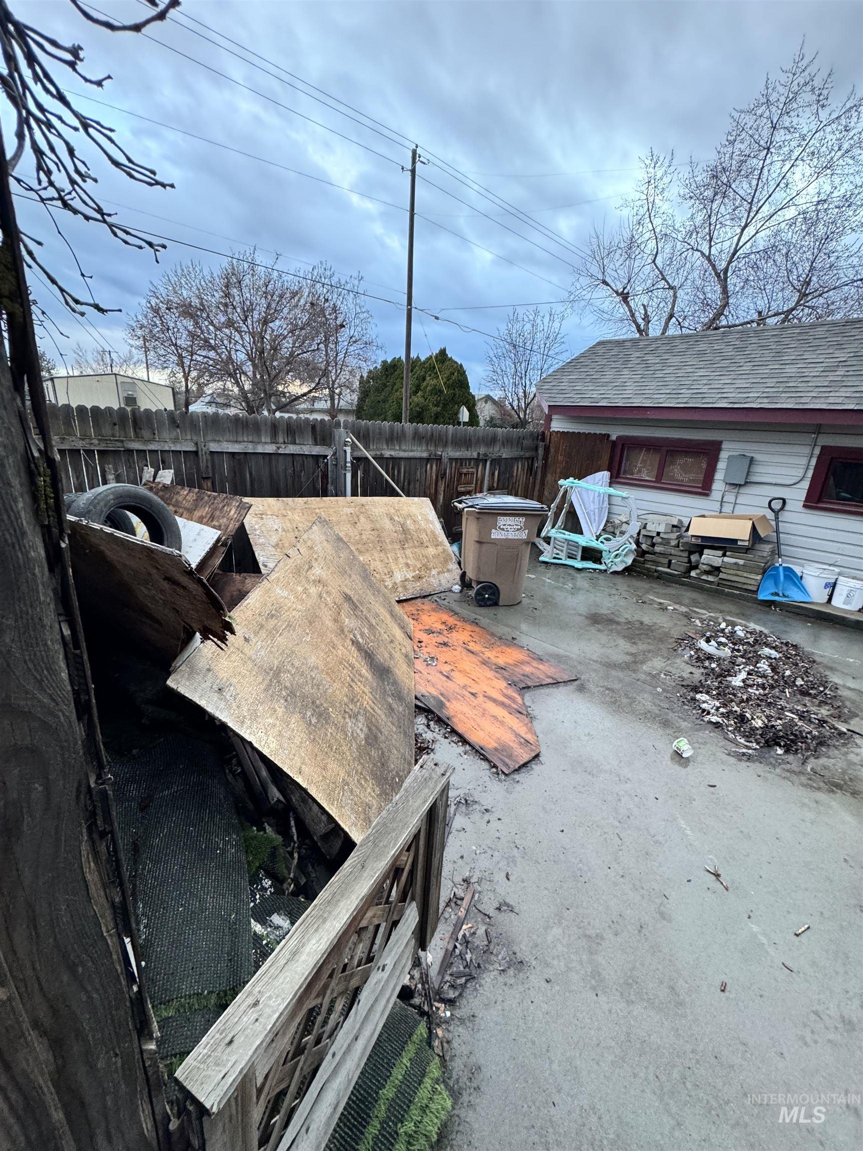 411 S Wardwell Ave Property Photo 15