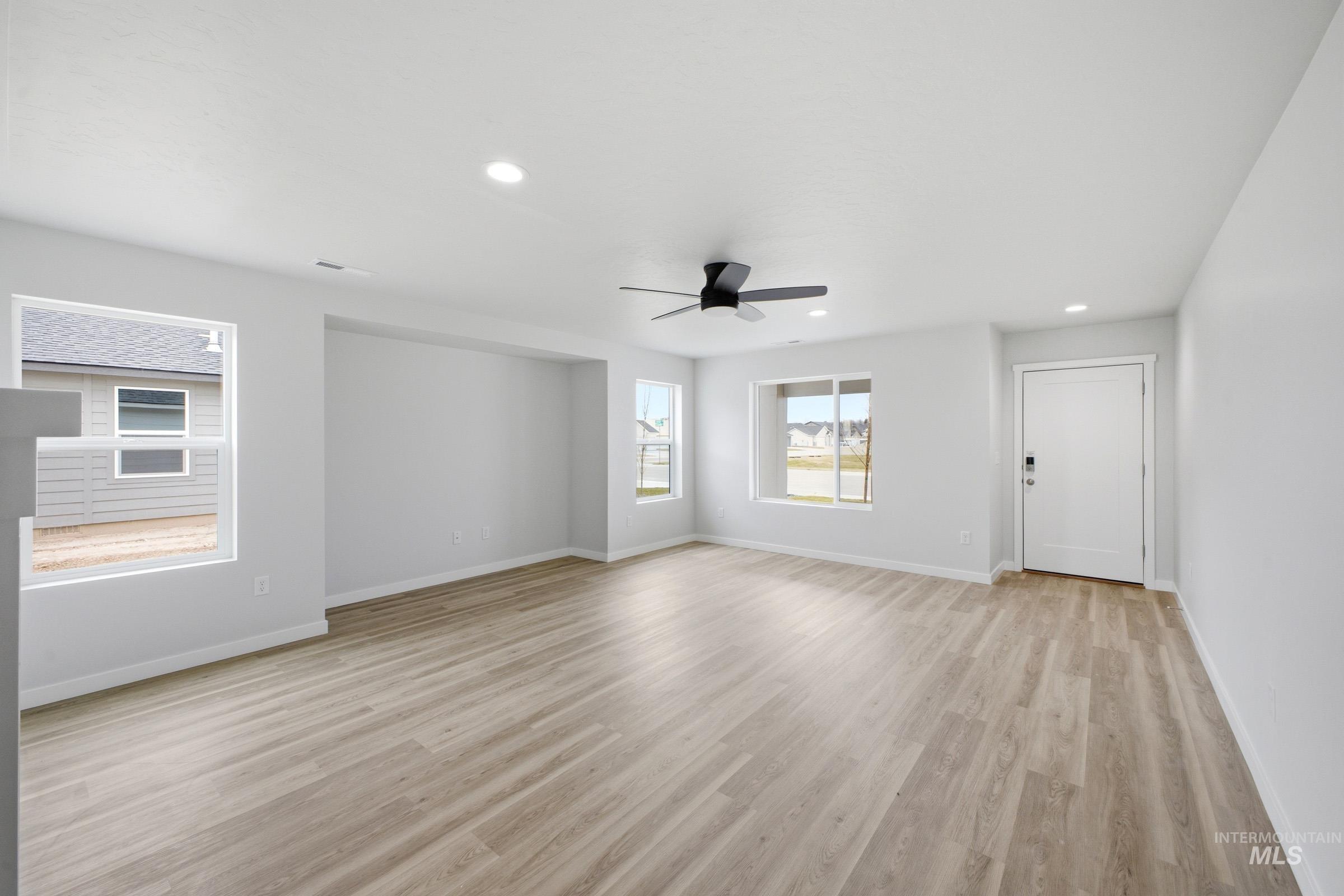 1557 Covington St Property Photo 2
