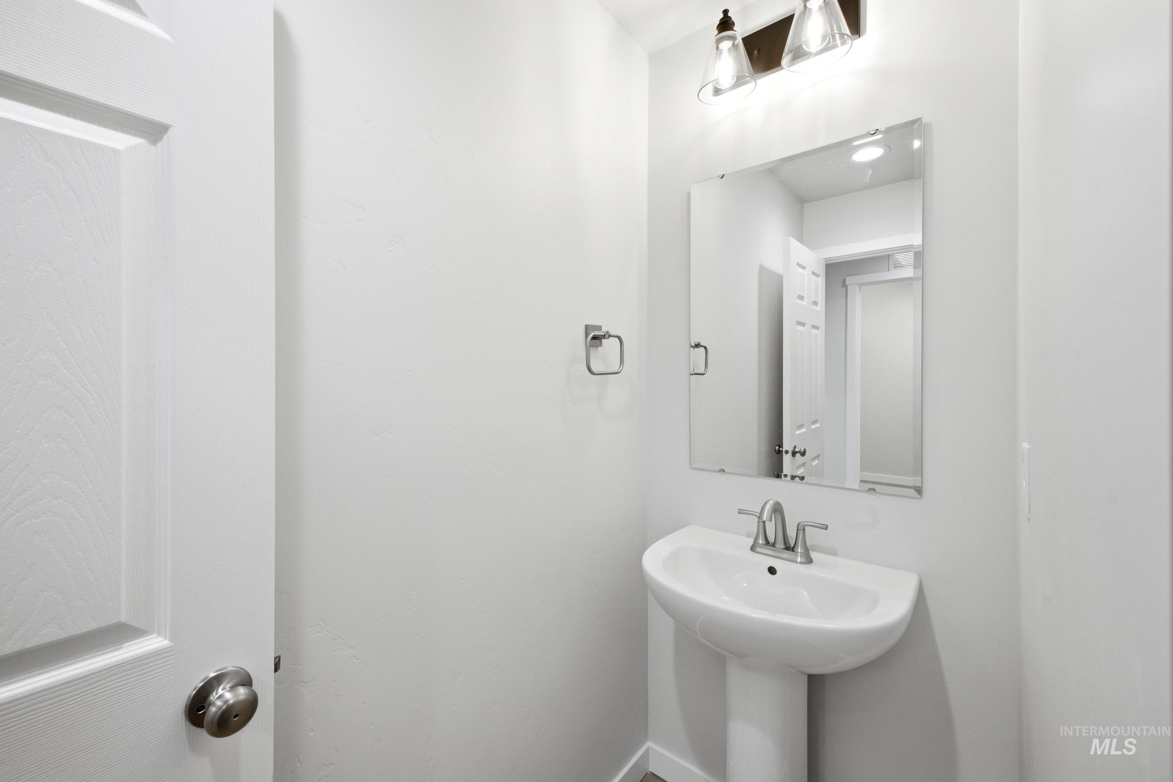 1557 Covington St Property Photo 10