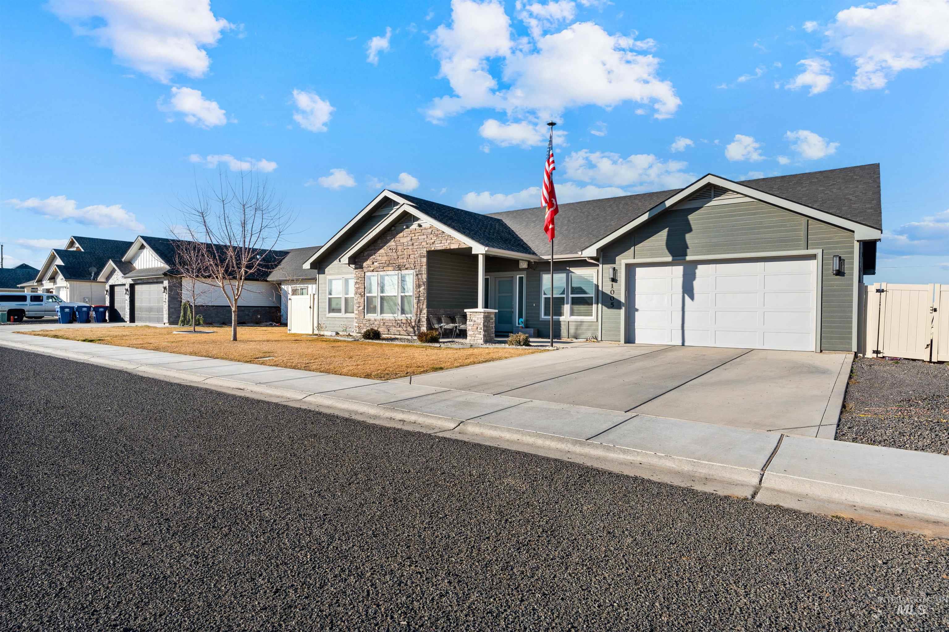 1005 Kenbrook Loop Property Photo 2