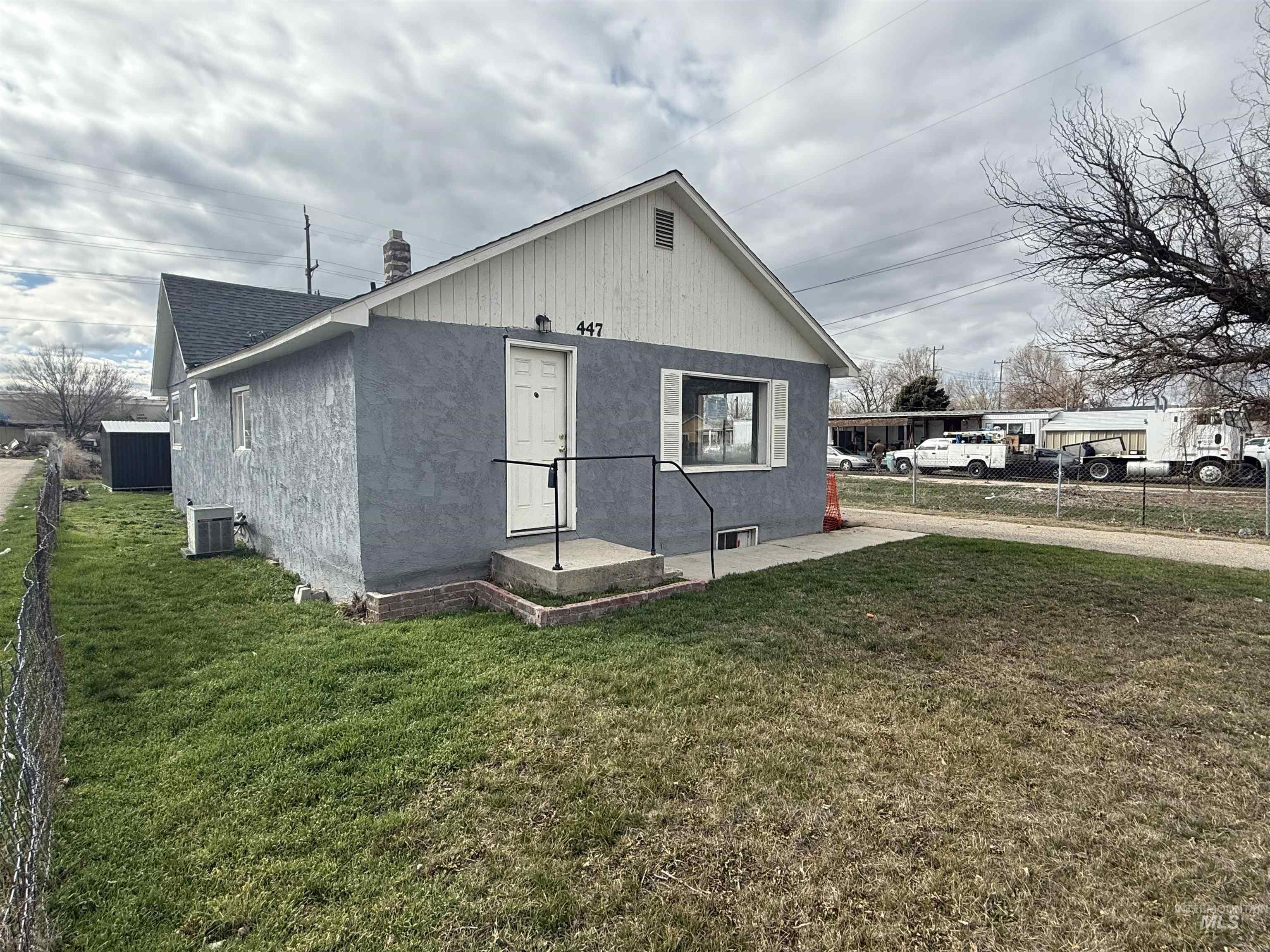 447 1st St N Property Photo 2