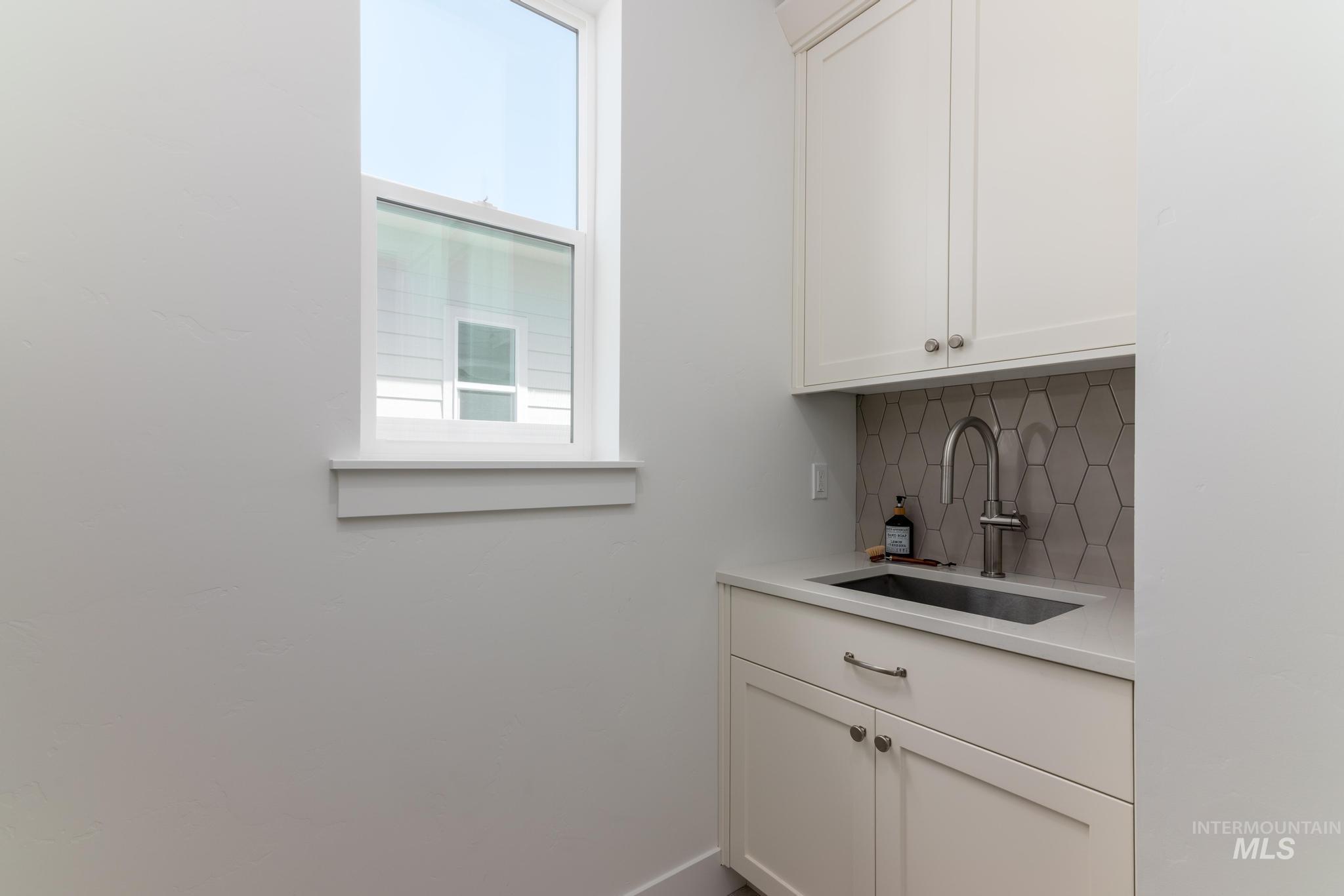 2574 N Leatherwood Ave Property Photo 23