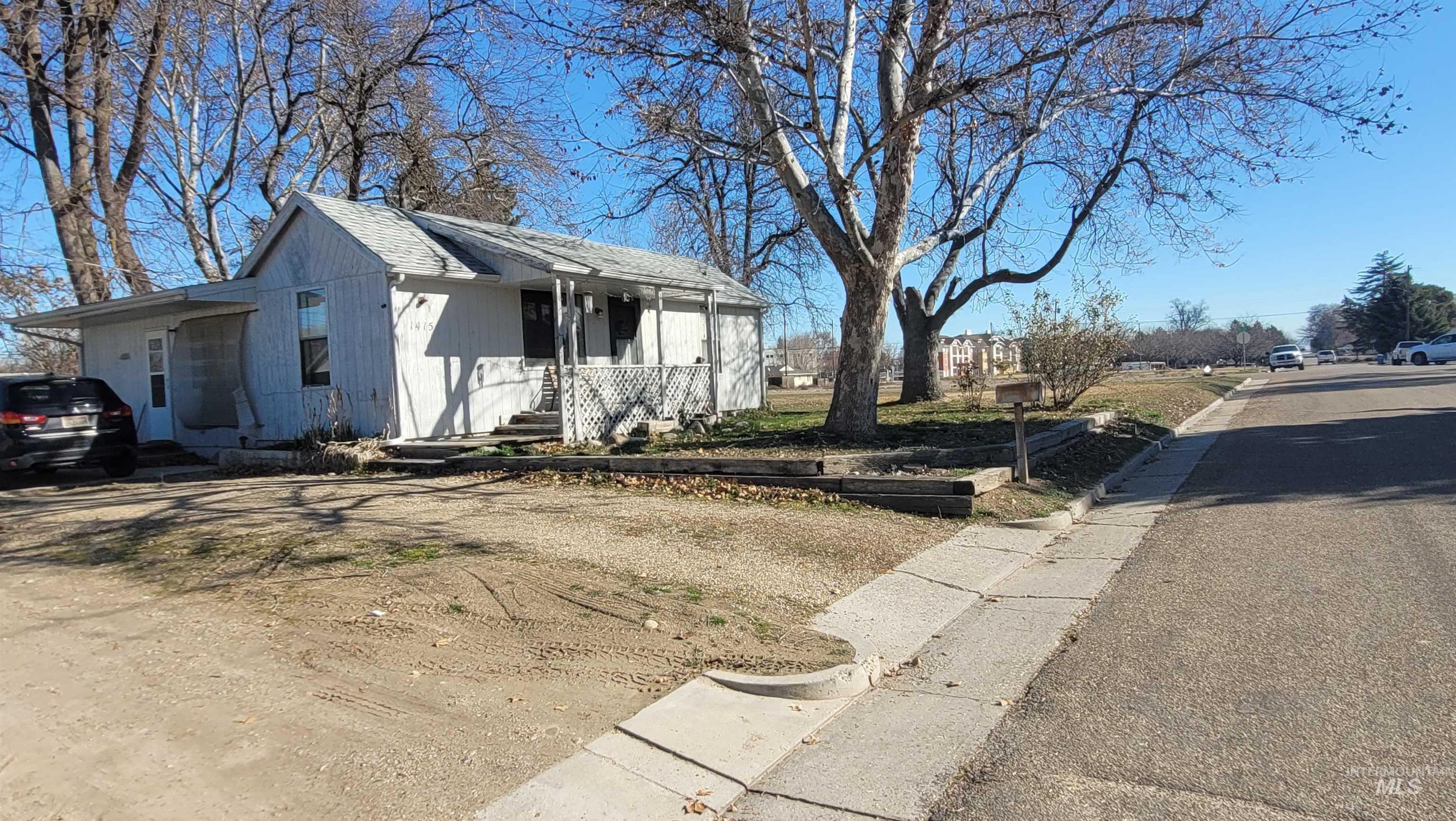 1415 E Oak St Property Photo 1