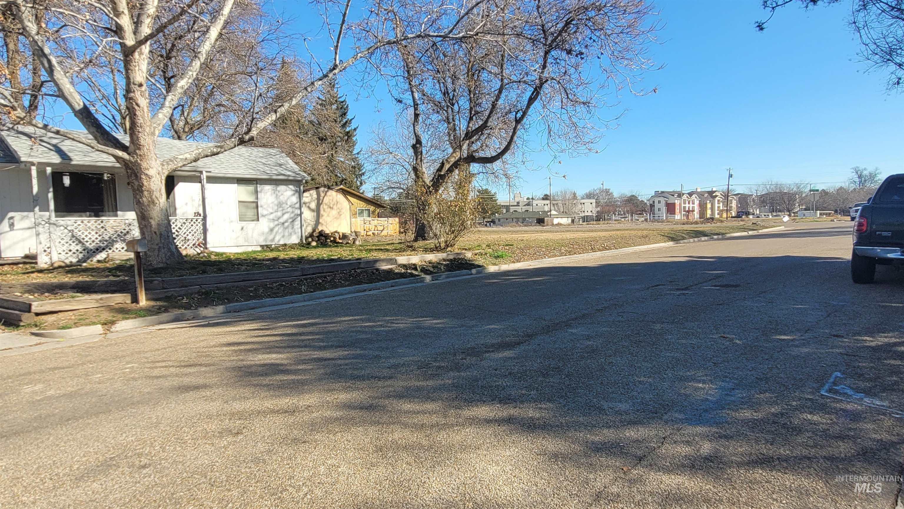 1415 E Oak St Property Photo 2