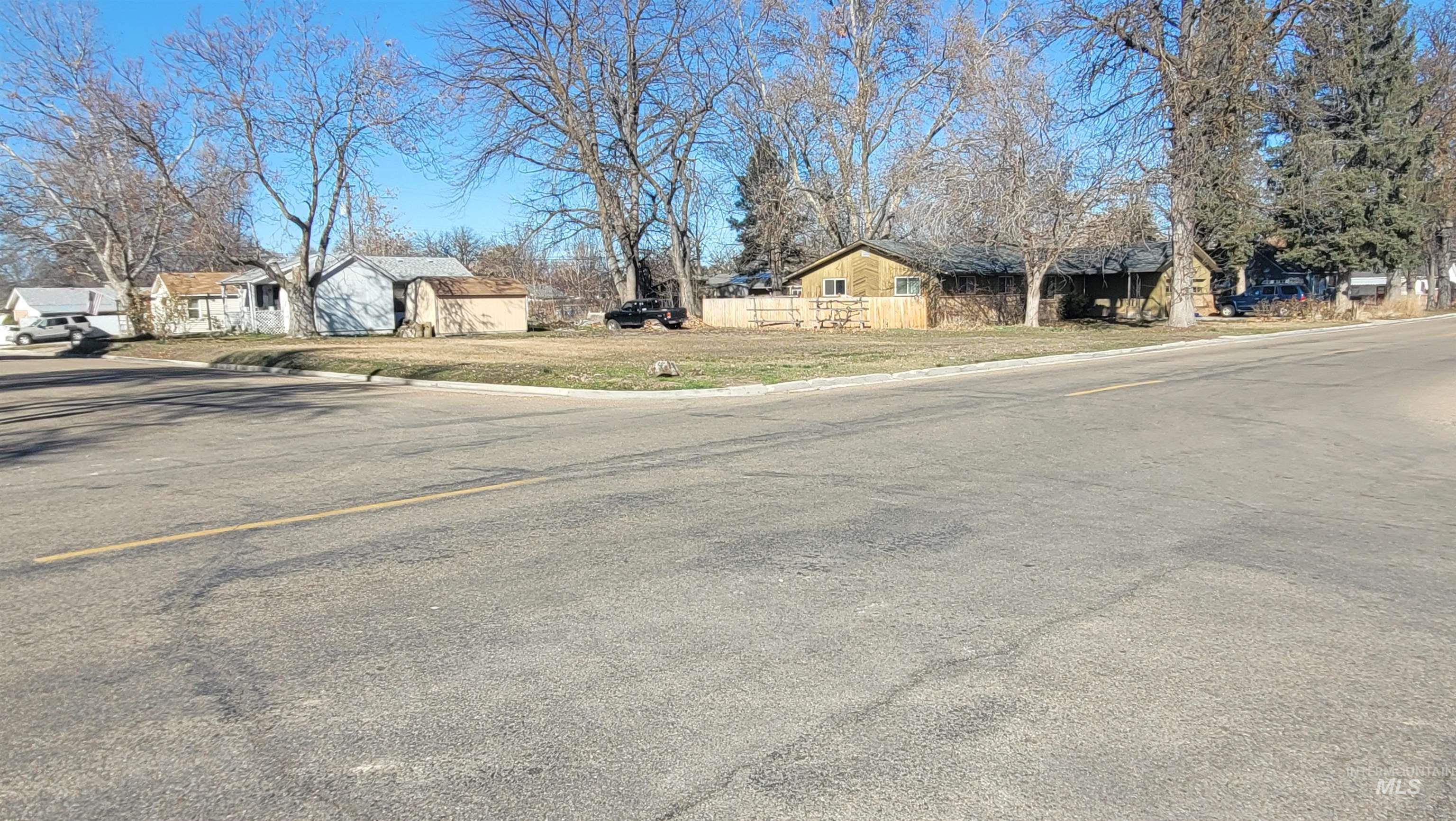 1415 E Oak St Property Photo 4