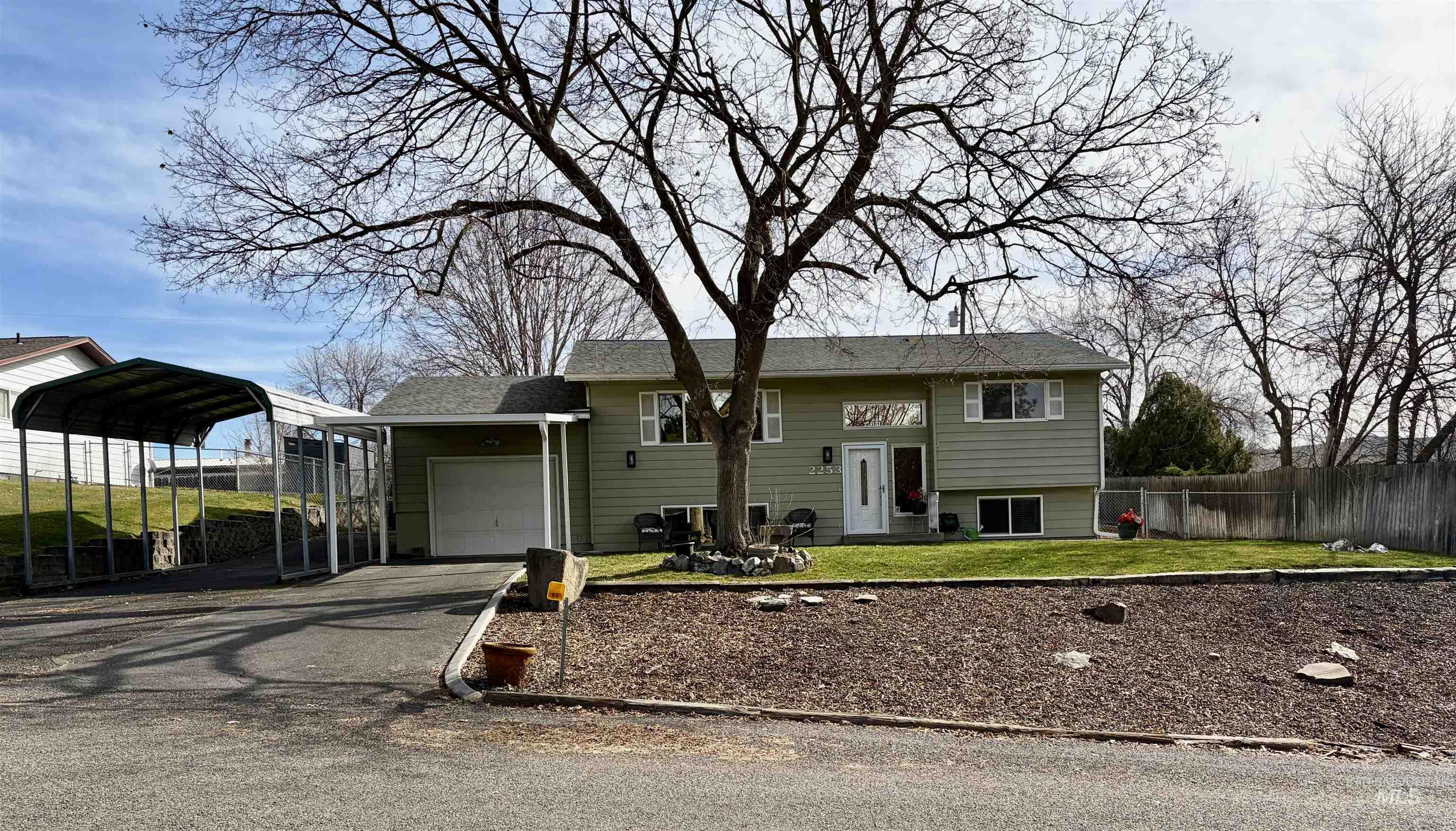 2253 Bellevue Drive Property Photo 1
