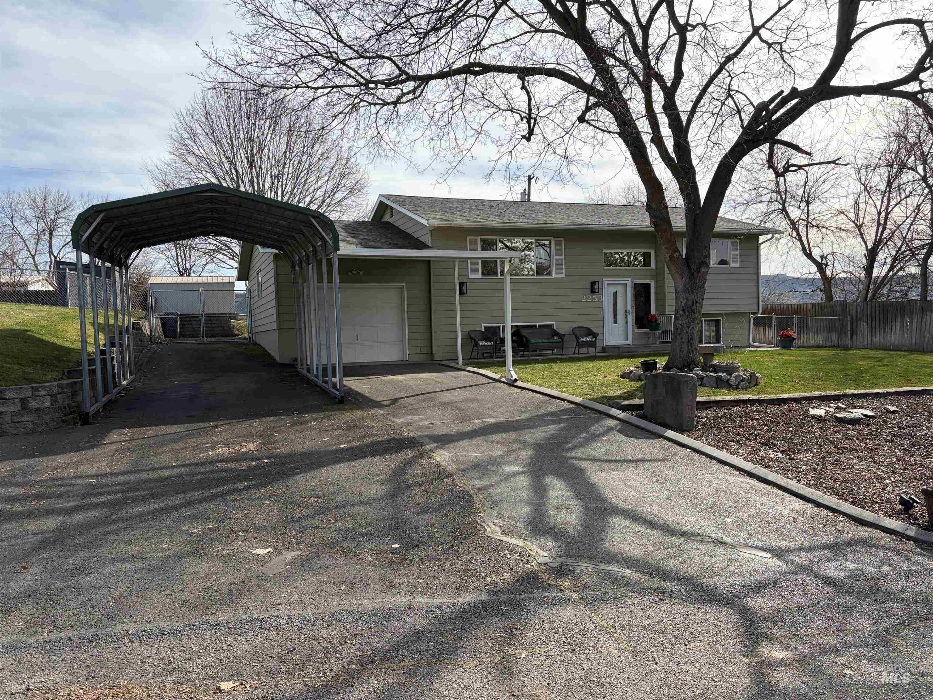 2253 Bellevue Drive Property Photo 2