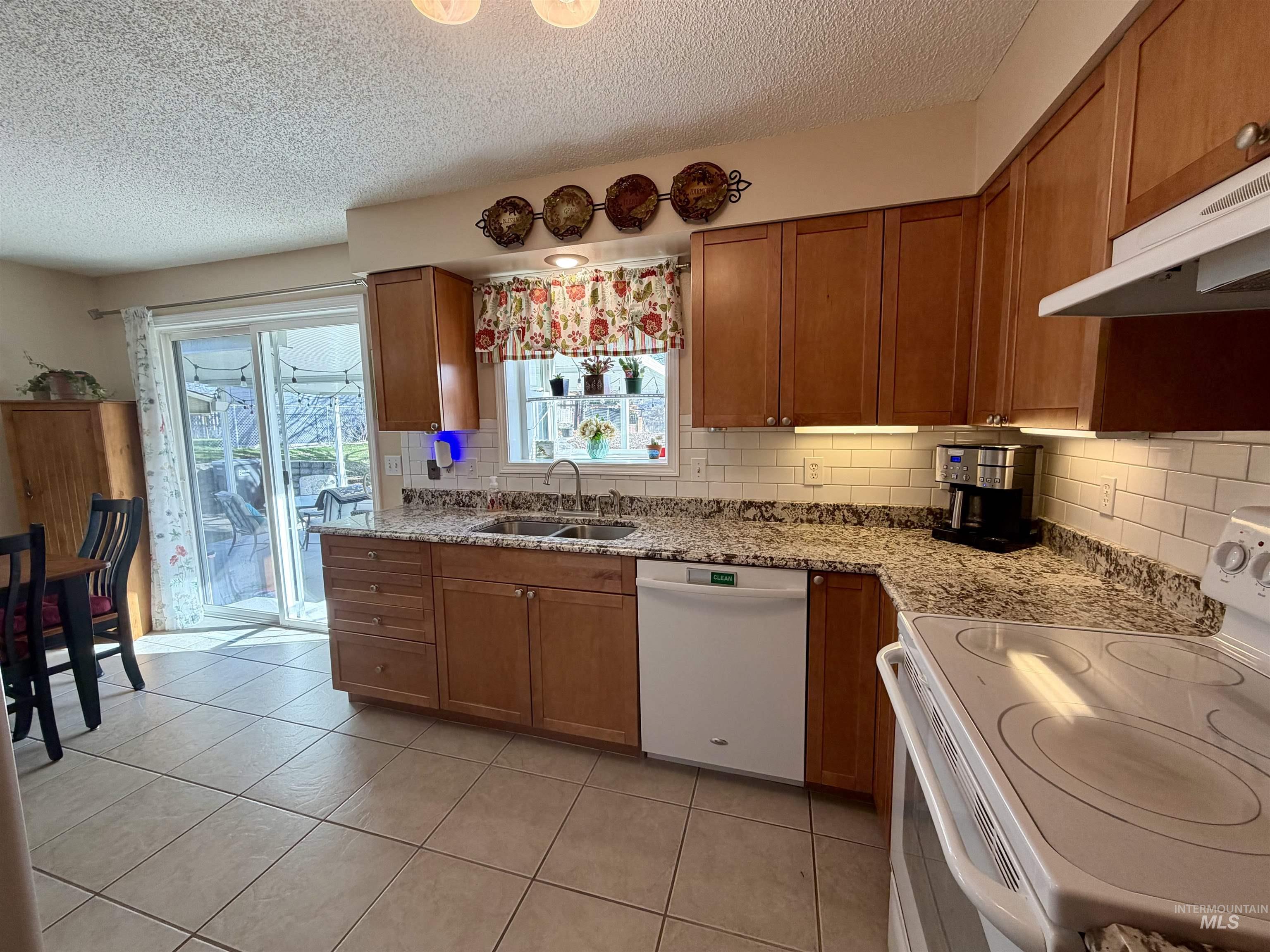 2253 Bellevue Drive Property Photo 10