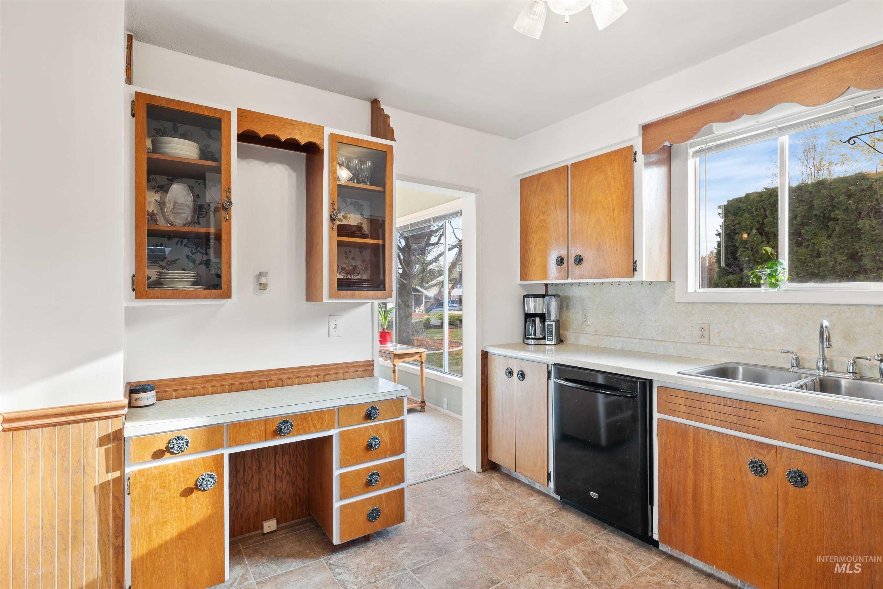 421 E Ave E Property Photo 6