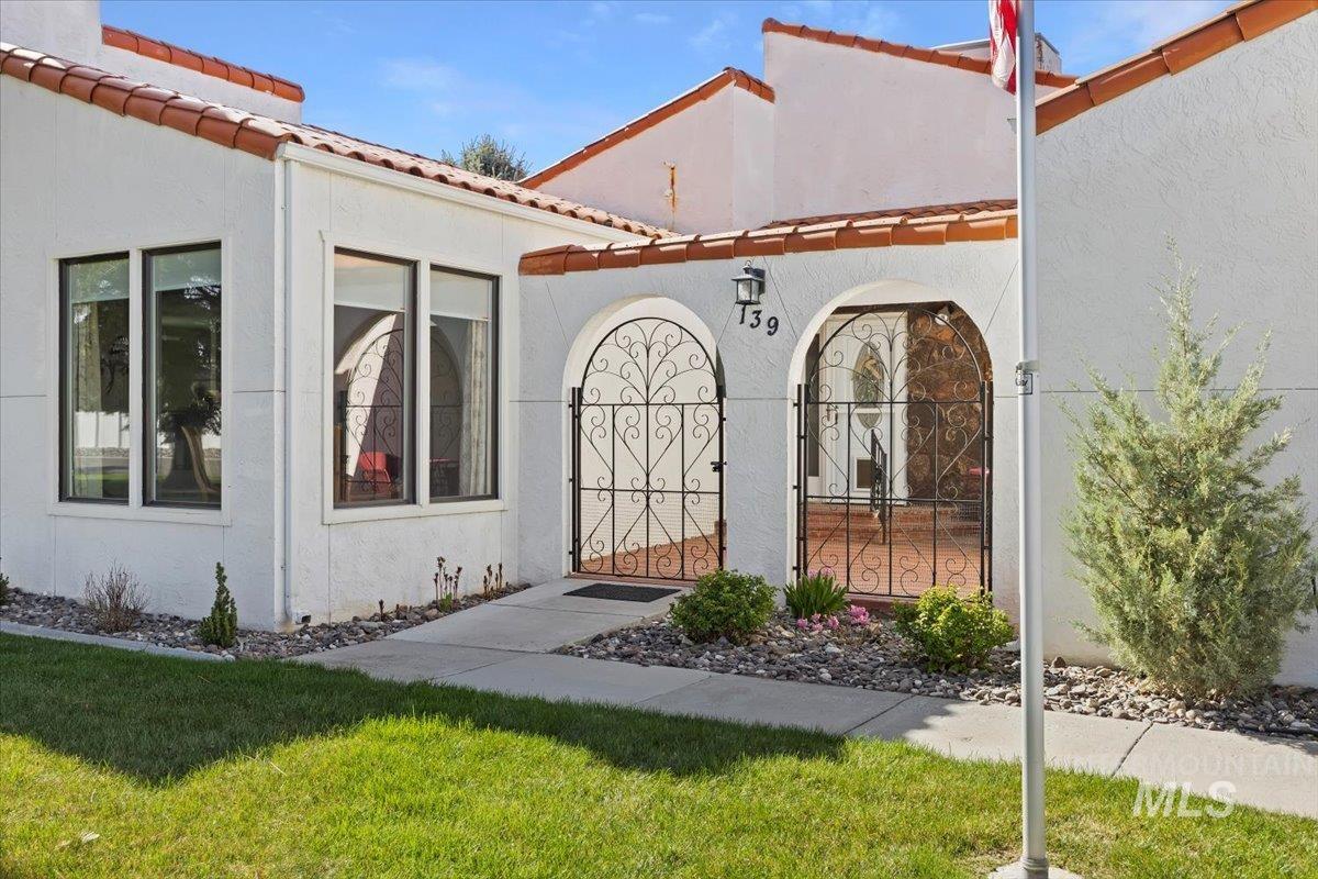 139 Los Lagos Property Photo 2