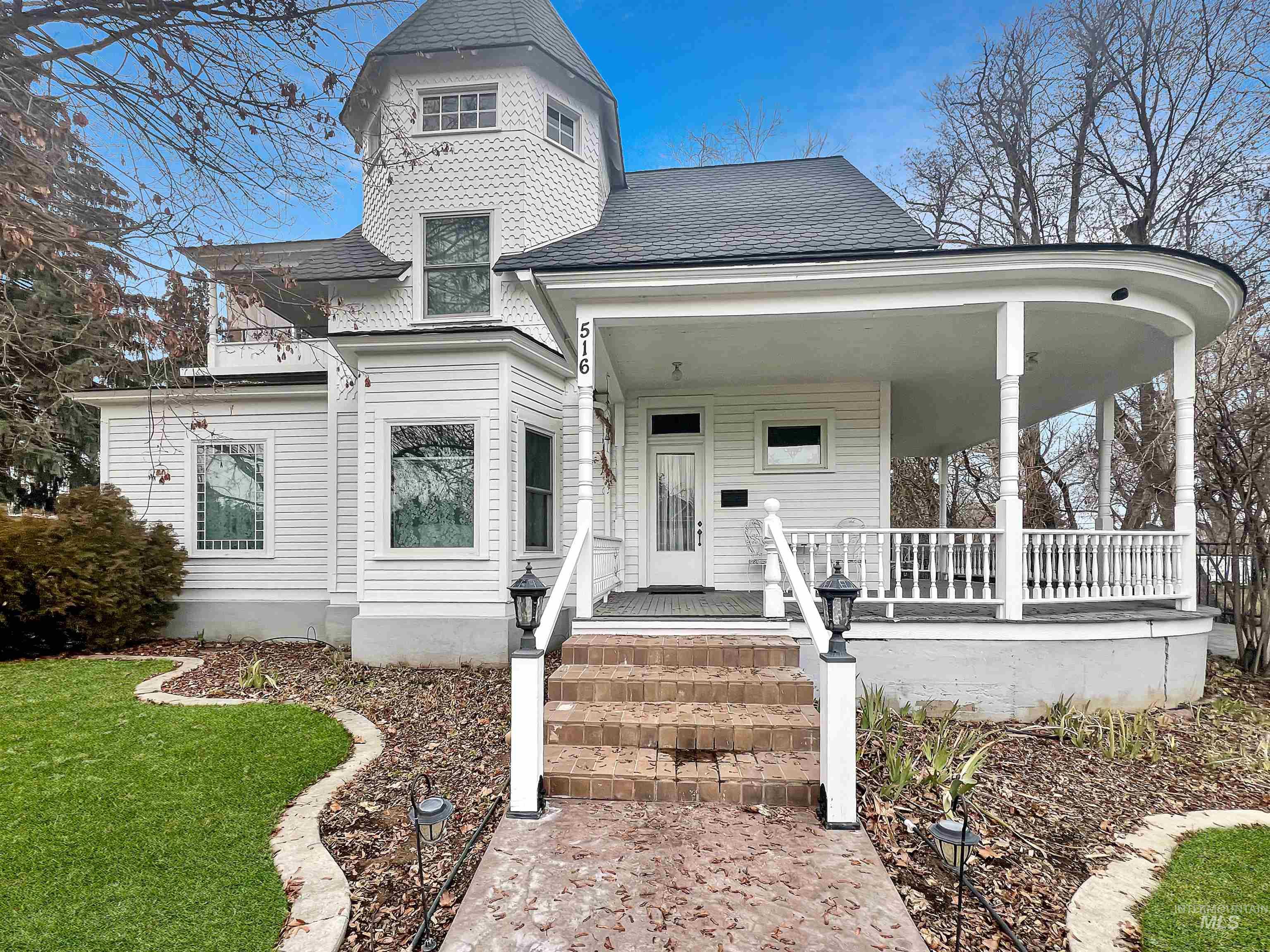 516 E Main Property Photo 6
