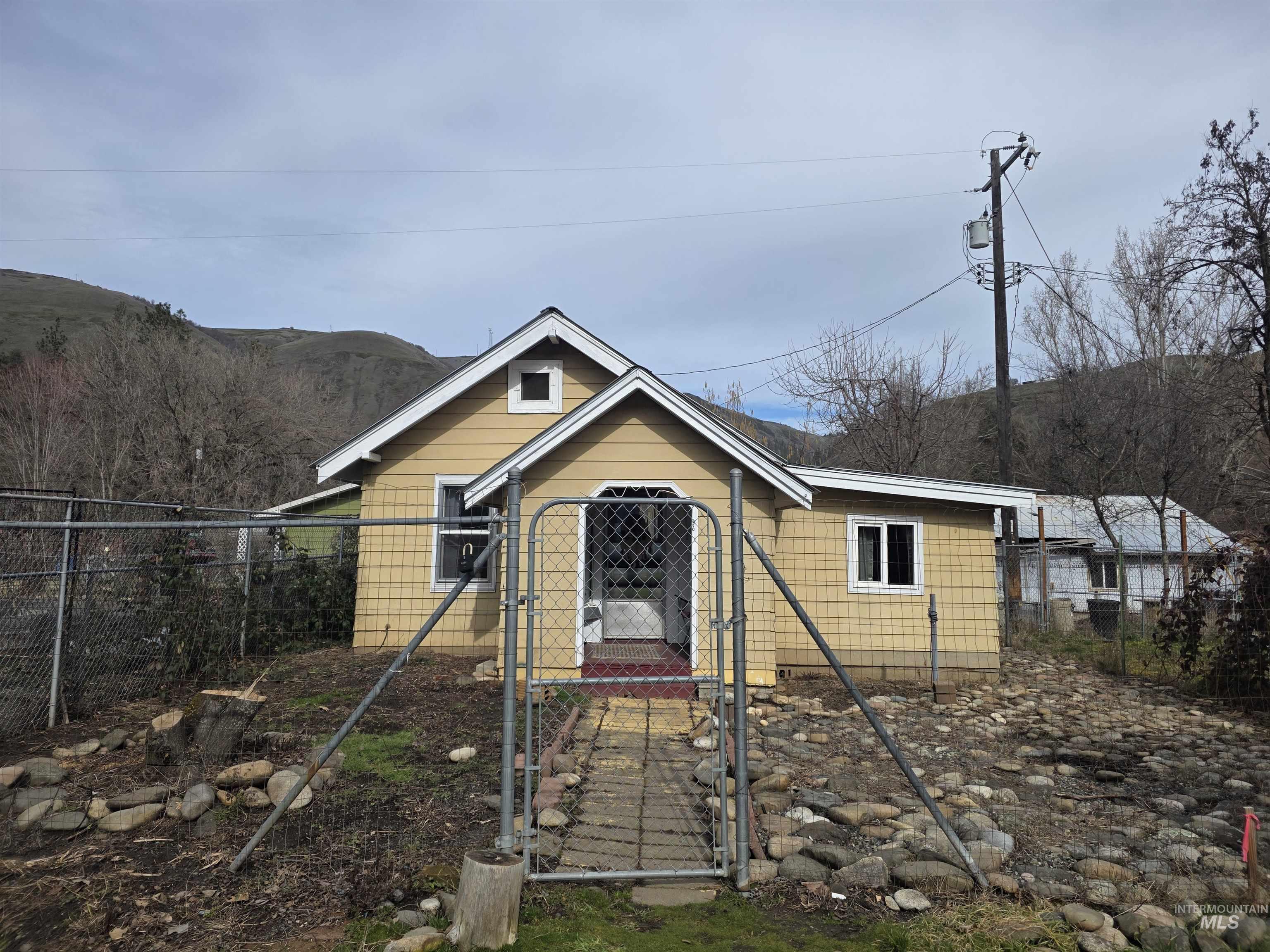 210 Pine Ave Property Photo 1