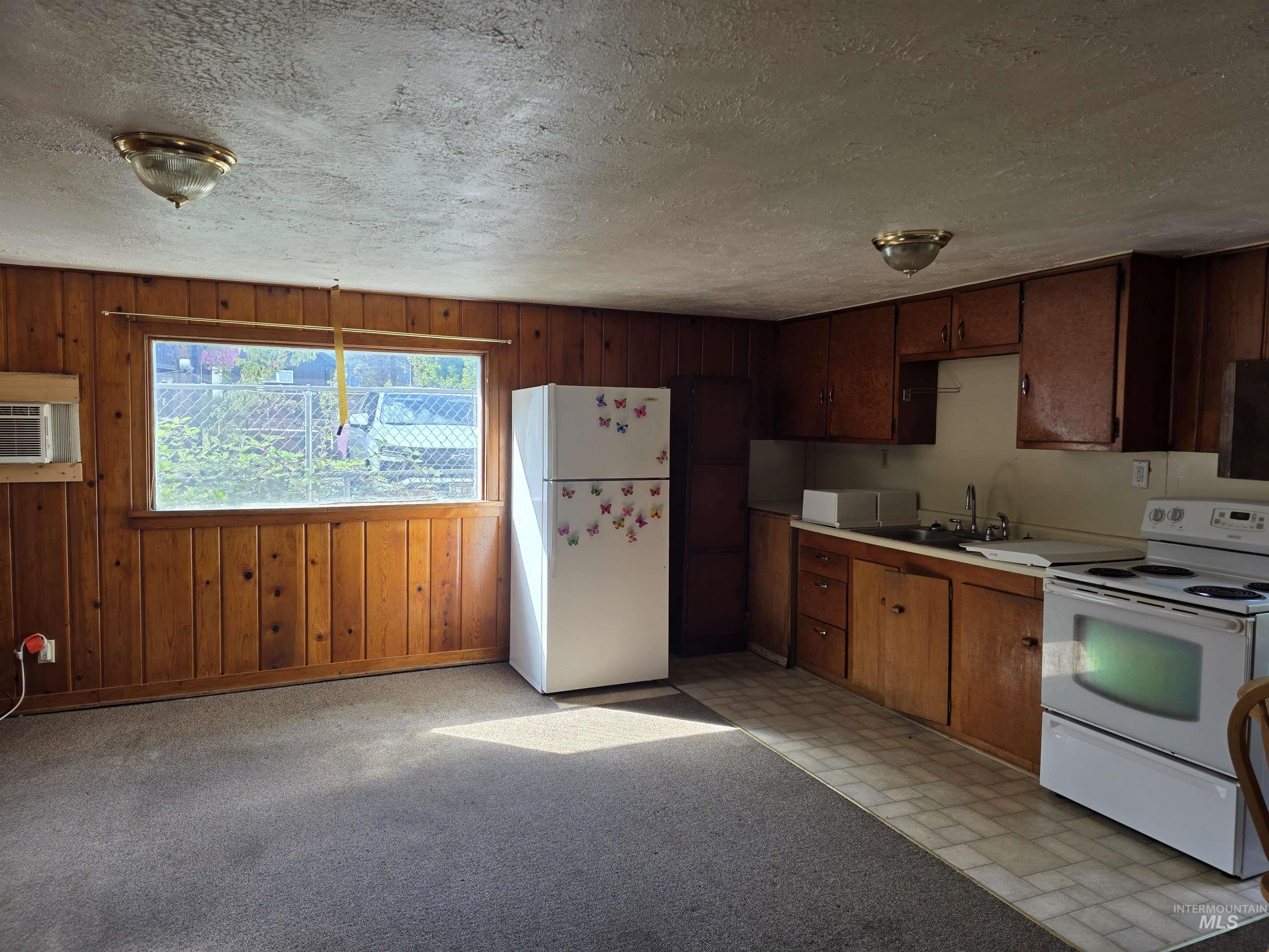 210 Pine Ave Property Photo 3
