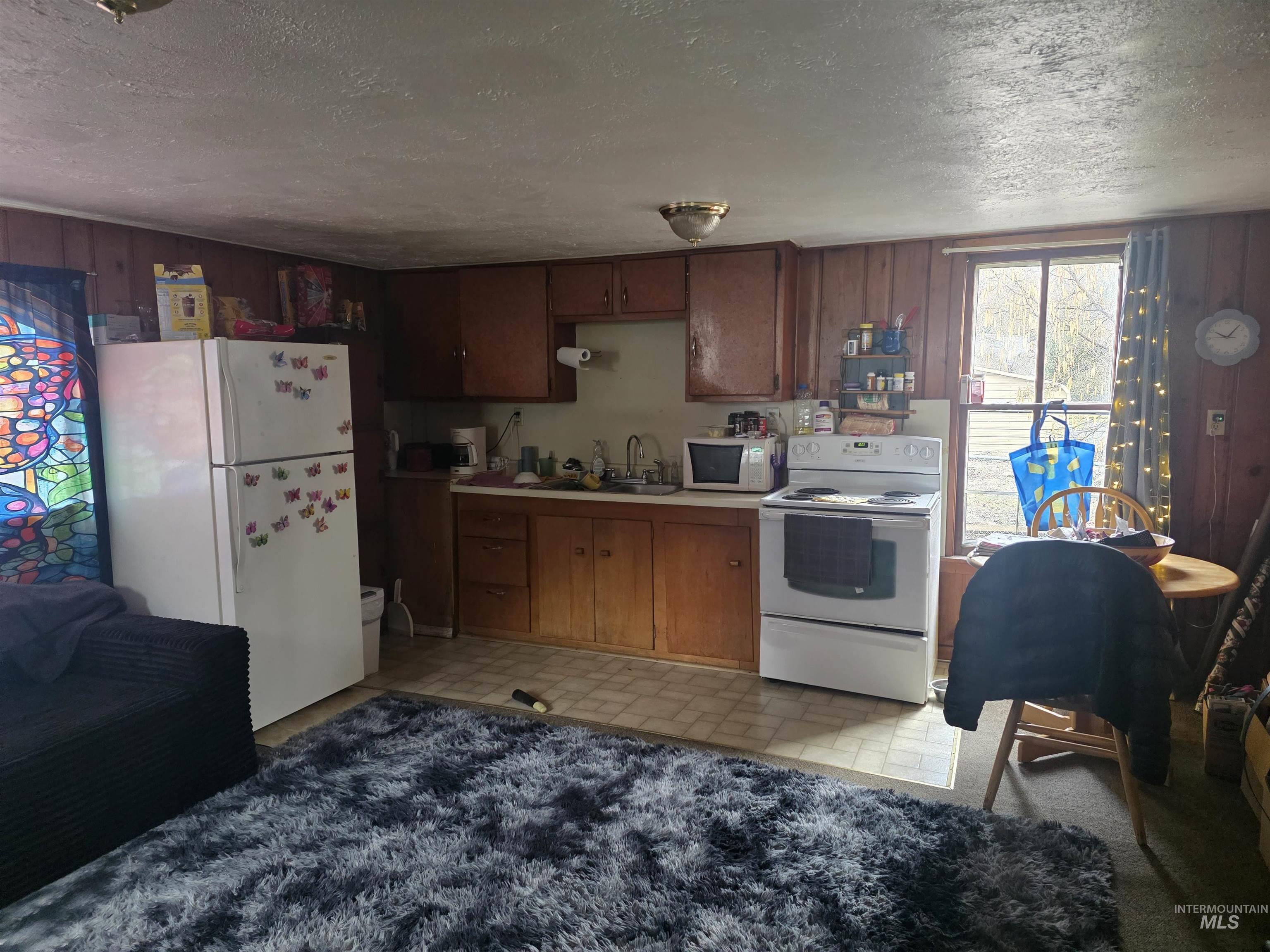 210 Pine Ave Property Photo 4