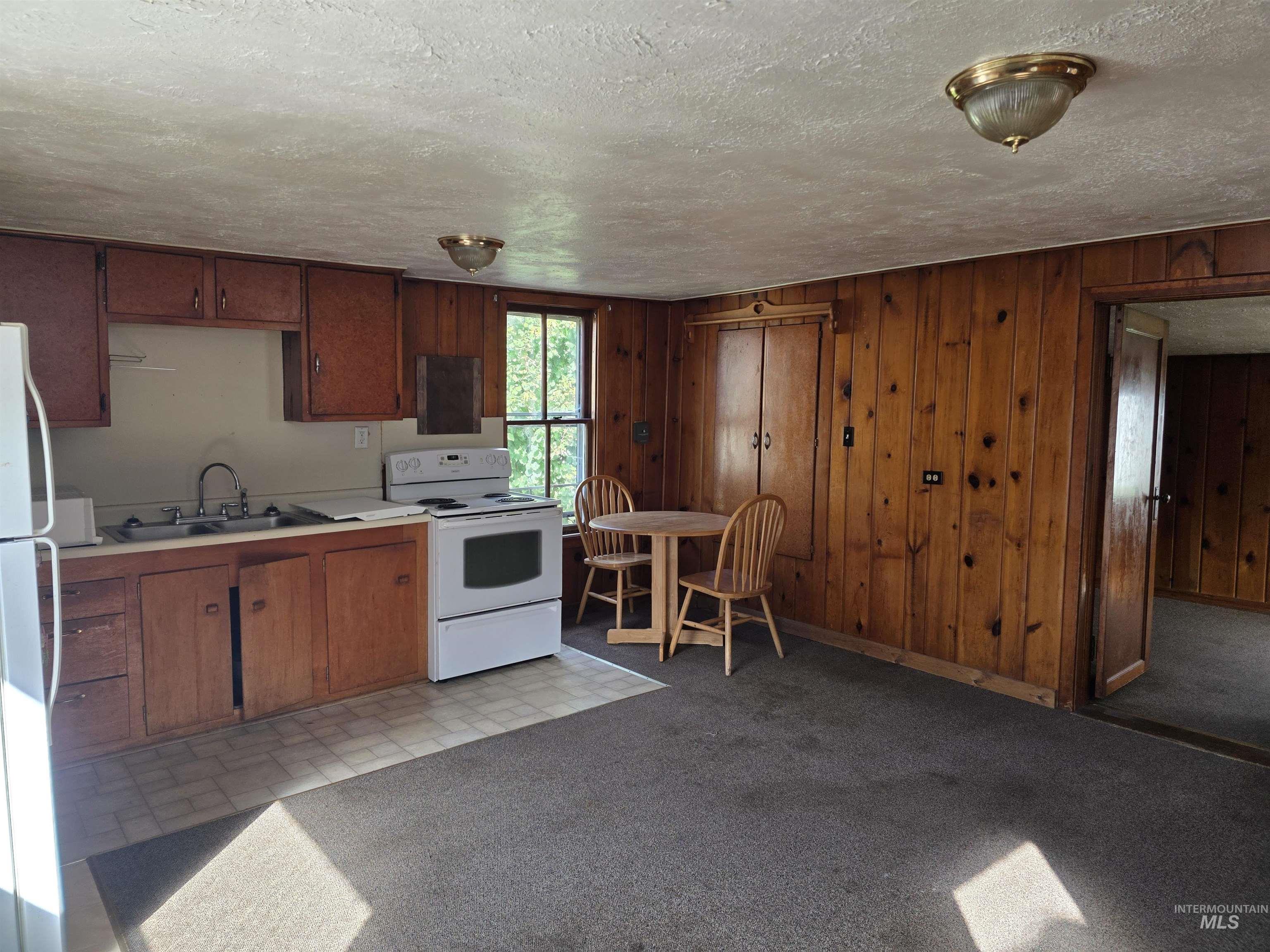 210 Pine Ave Property Photo 4