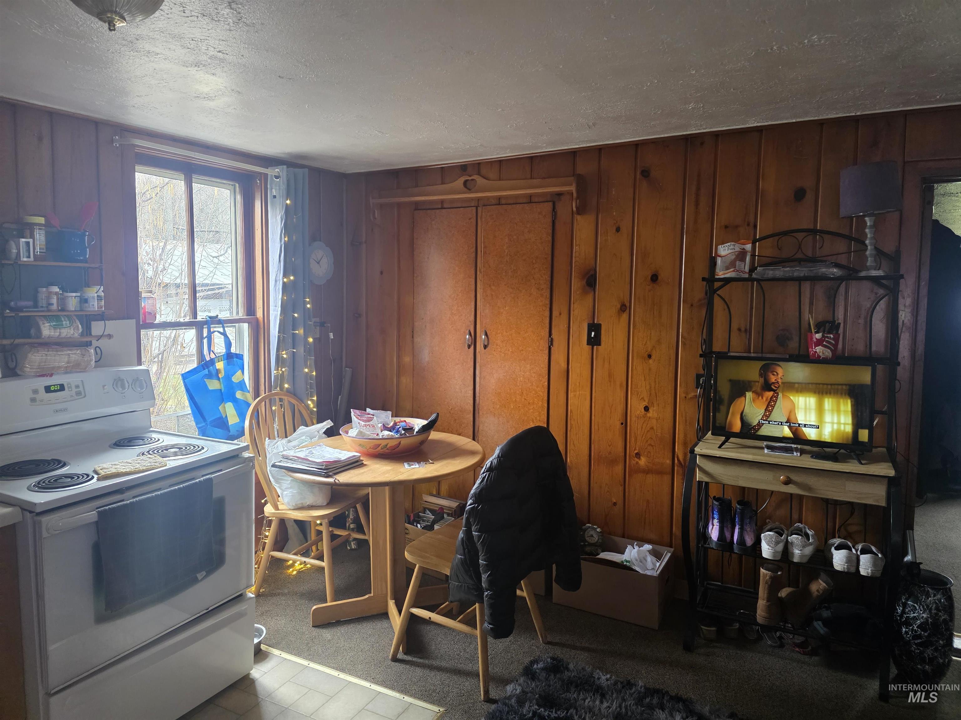 210 Pine Ave Property Photo 5