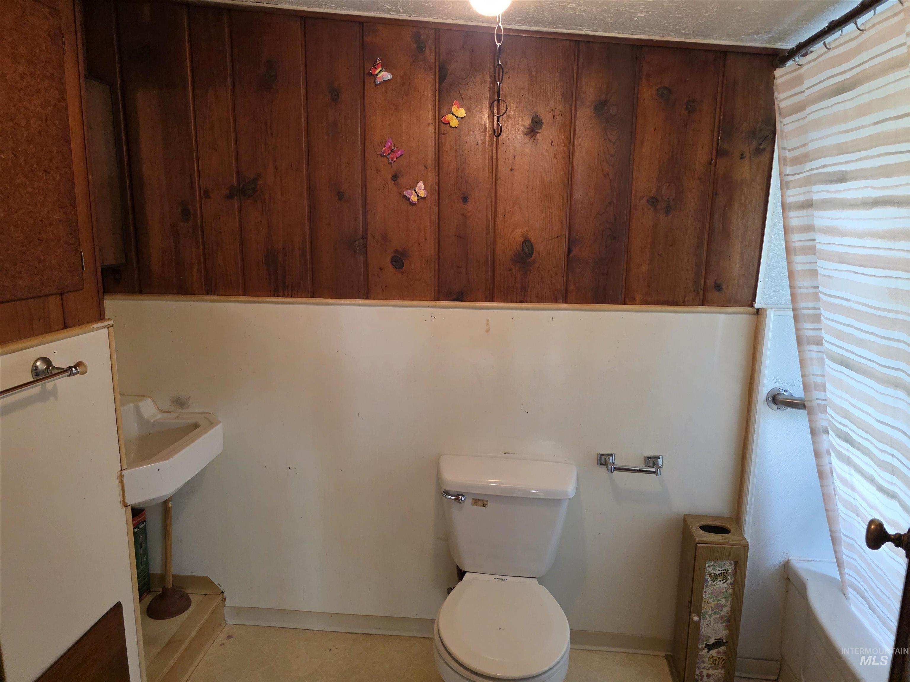 210 Pine Ave Property Photo 8