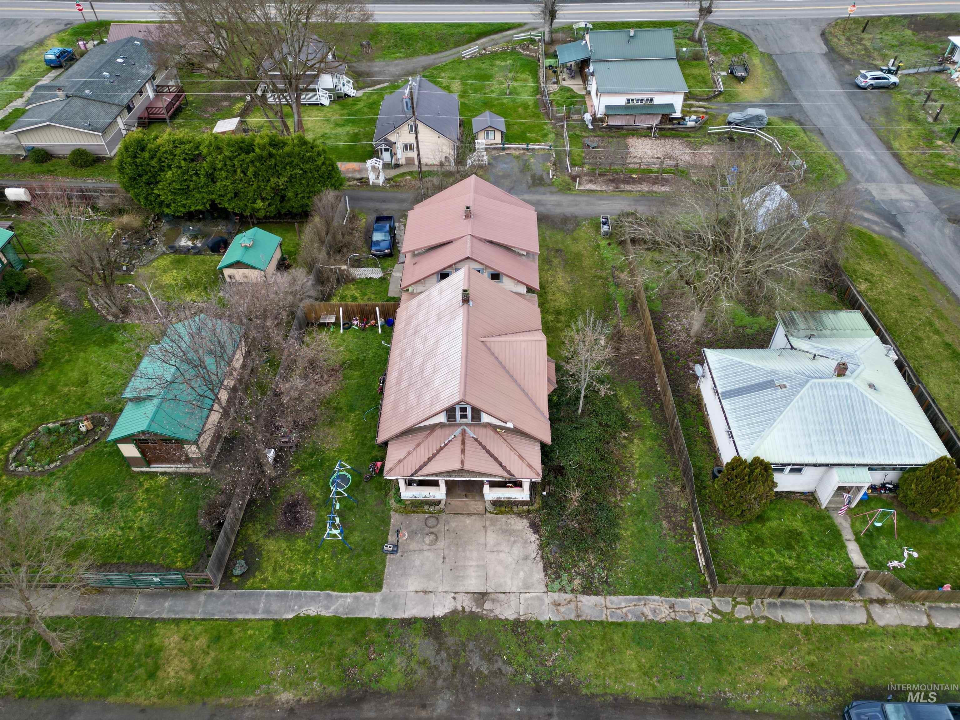 710 Maple Street Property Photo 3