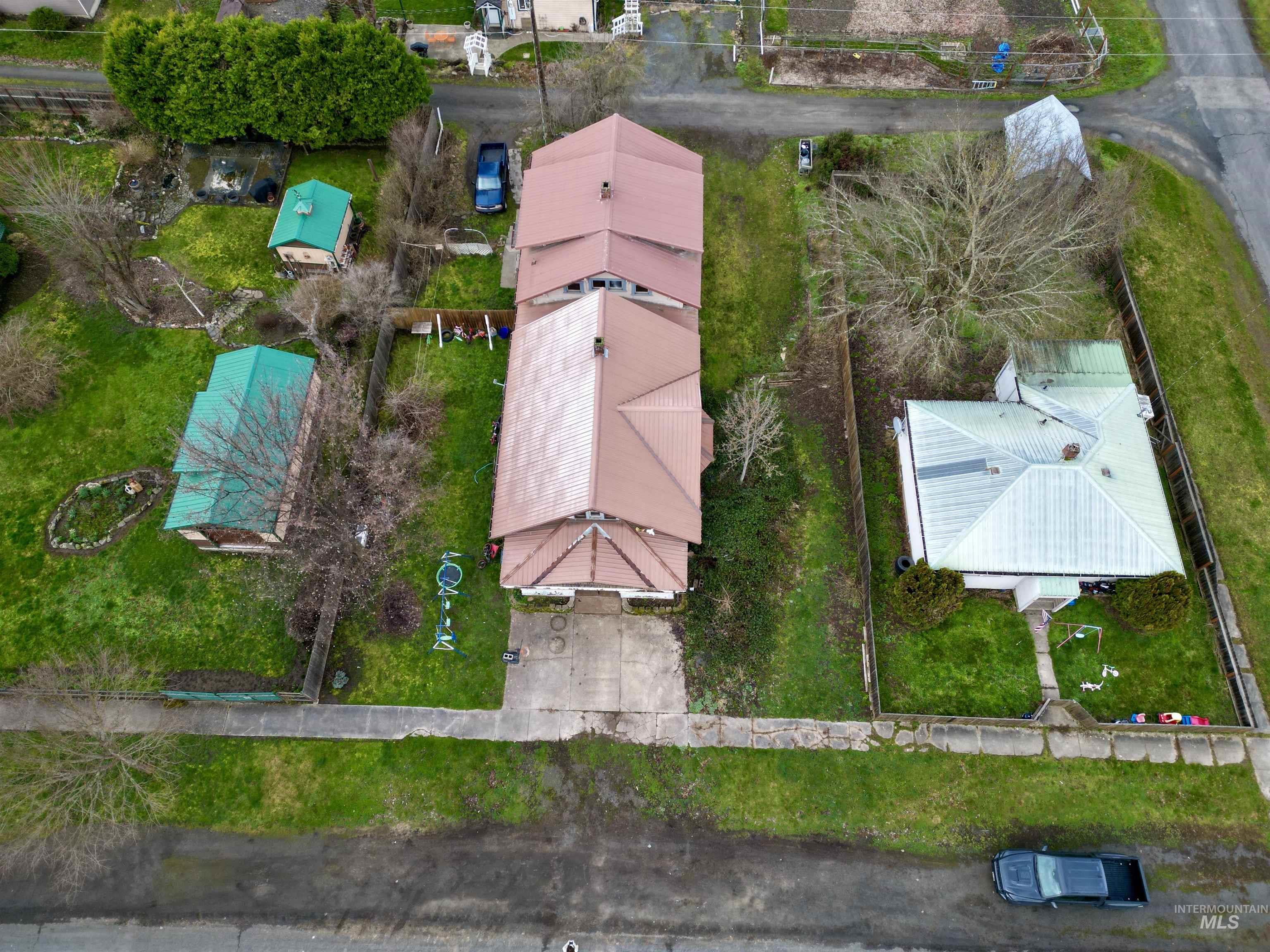 710 Maple Street Property Photo 4