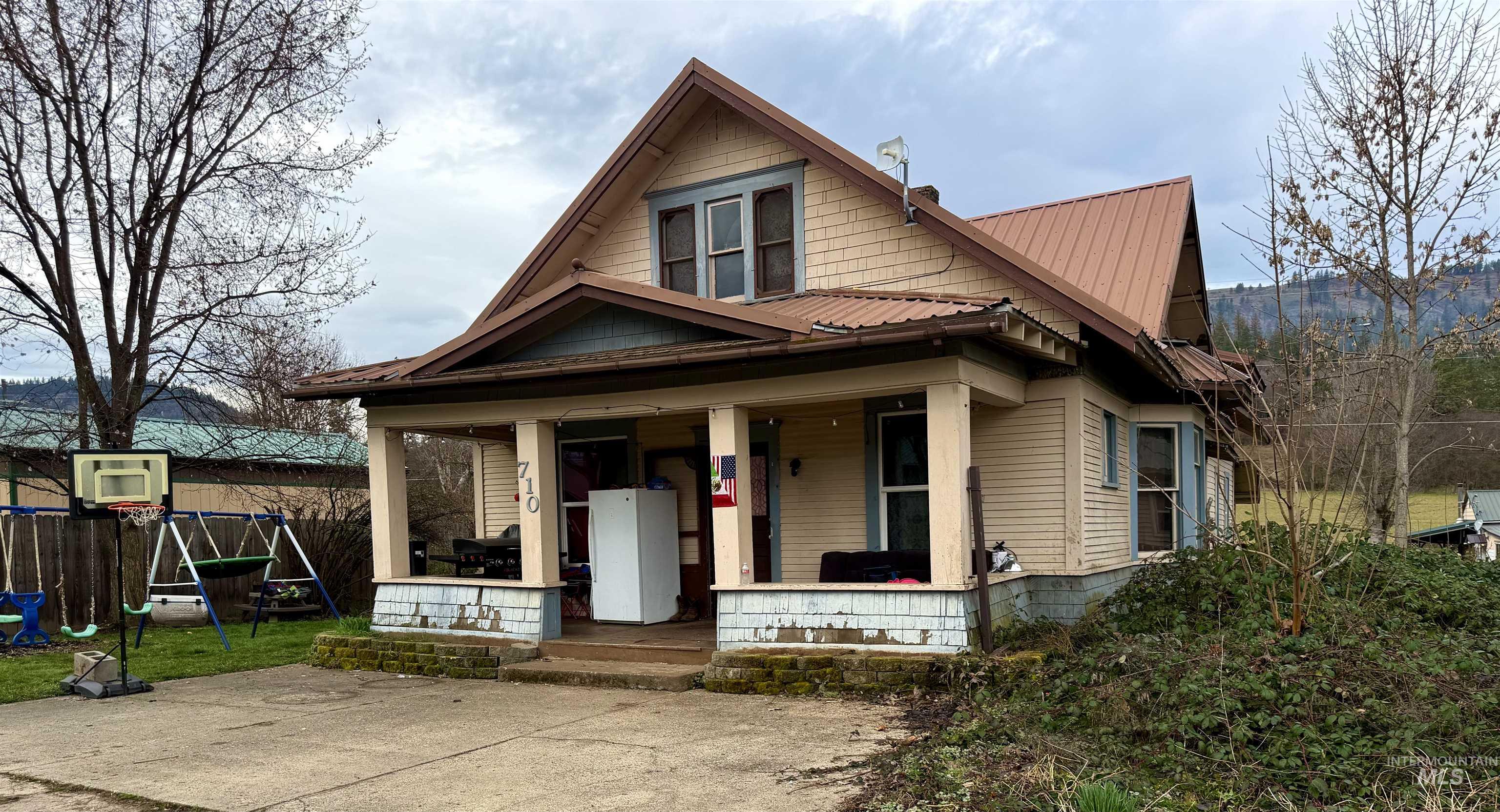 710 Maple Property Photo 1