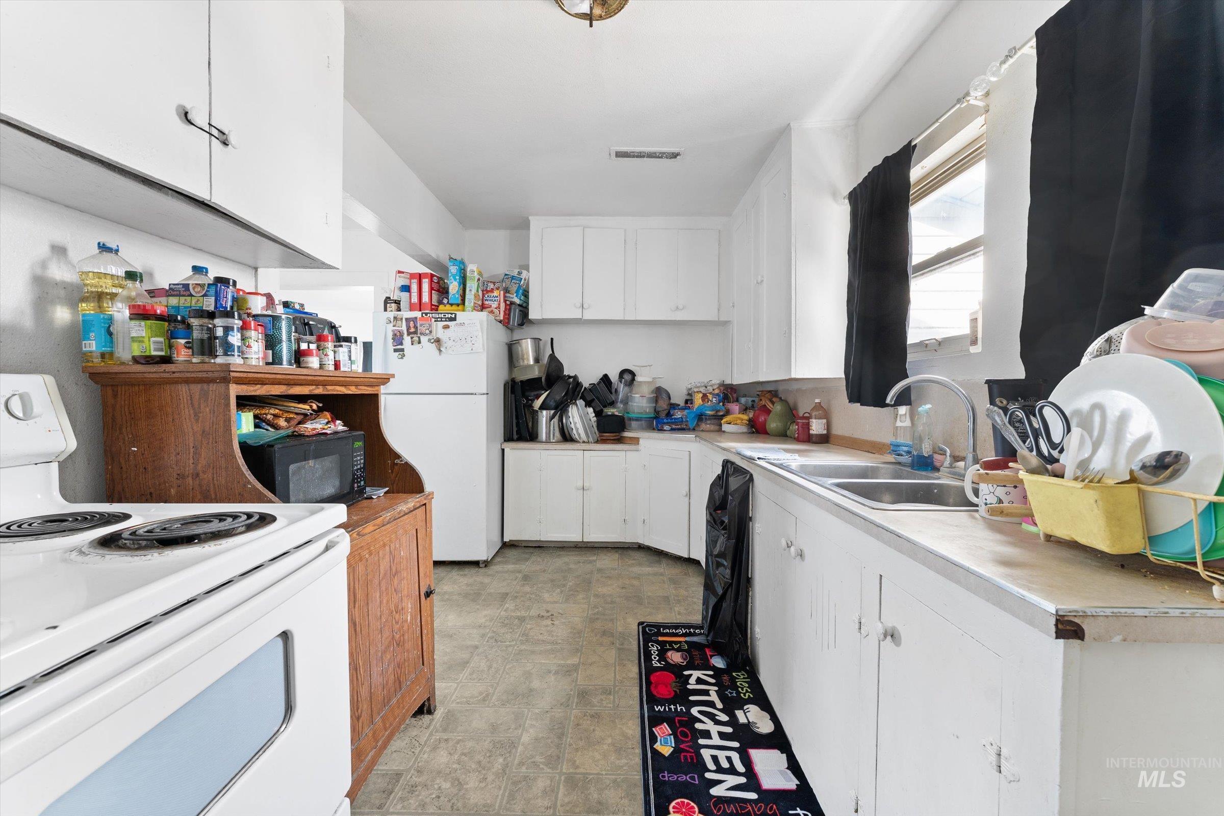 20286 Travis Rd Property Photo 10